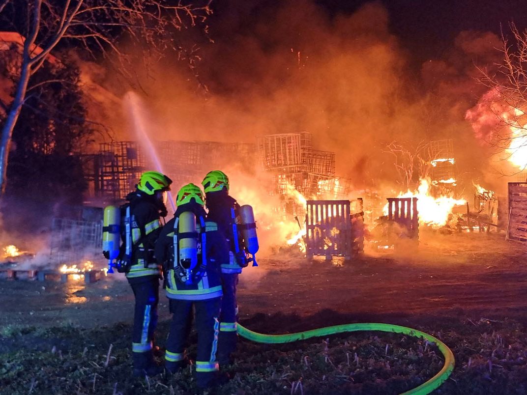 Die Flammen hatten sich aufgrund heftiger Windböen rasant ausgebreitet.