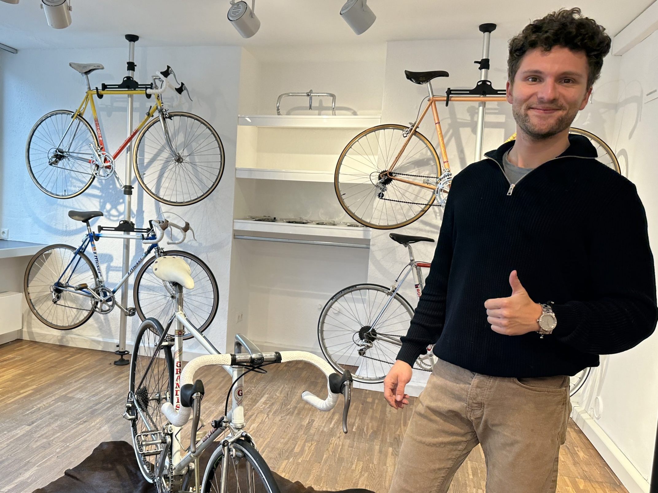 Jungunternehmer Jonas Karlinger eröffnet ein neues Pop-Up in Dornbirn. Jungunternehmer Jonas Karlinger eröffnet ein neues Pop-Up in Dornbirn.