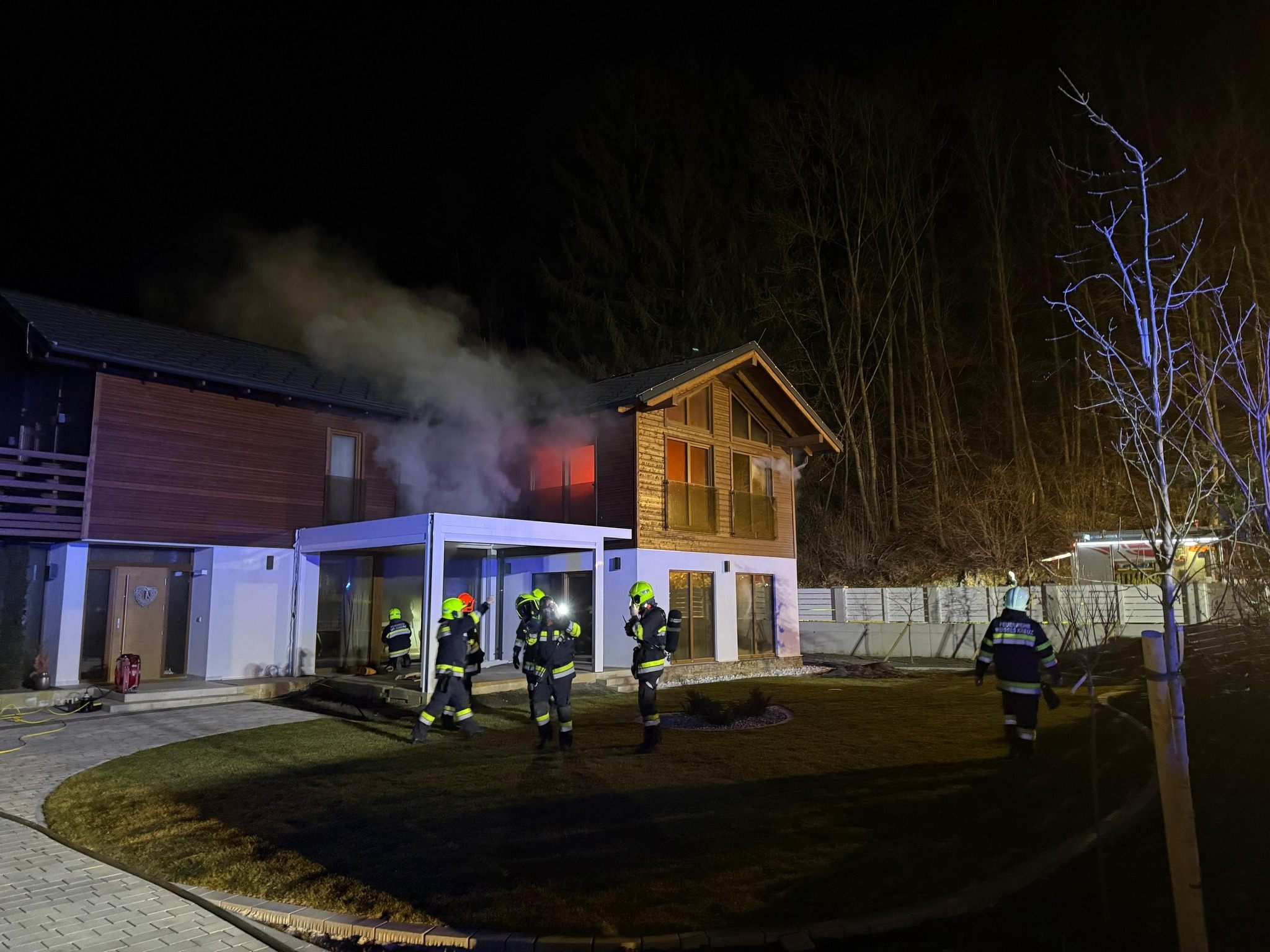 Die Flammen hatten sich von der Sauna aus ausgebreitet. Die Flammen hatten sich von der Sauna aus ausgebreitet.