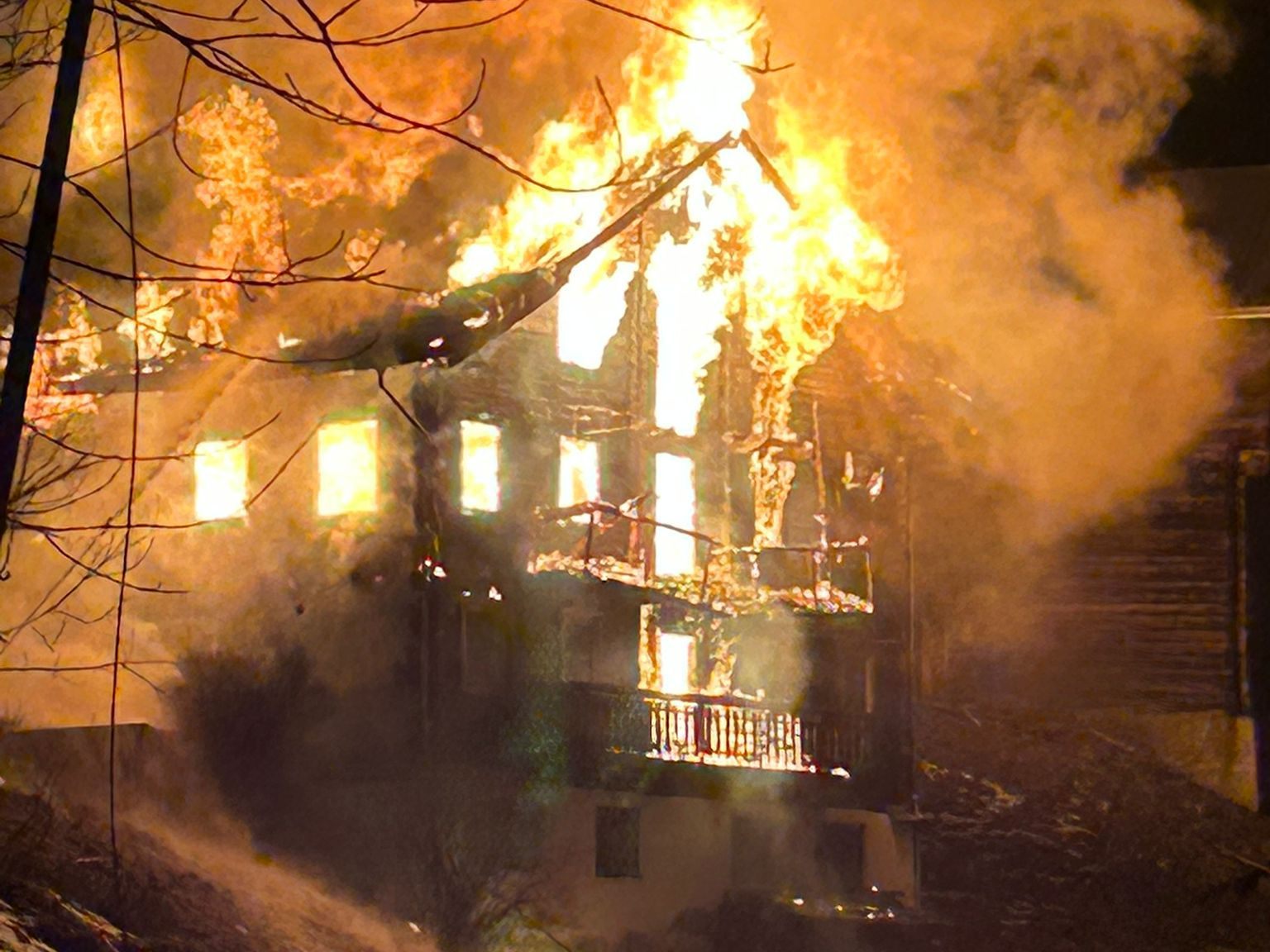 Das Bauernhaus wurde ein Raub der Flammen.