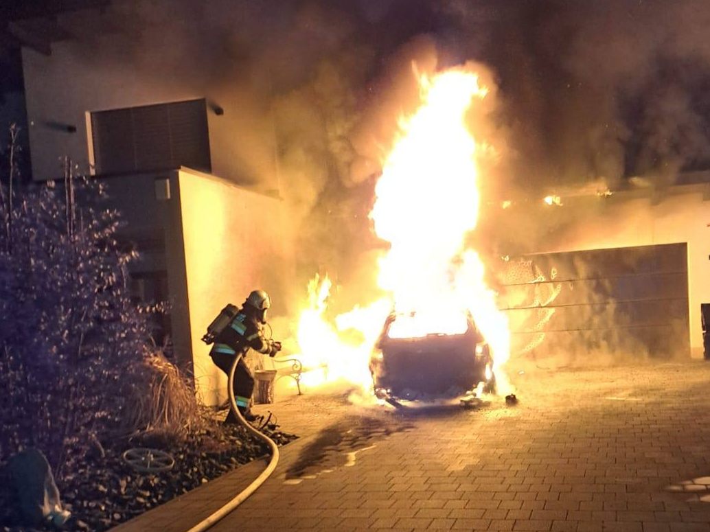 Das Auto brannte komplett aus.