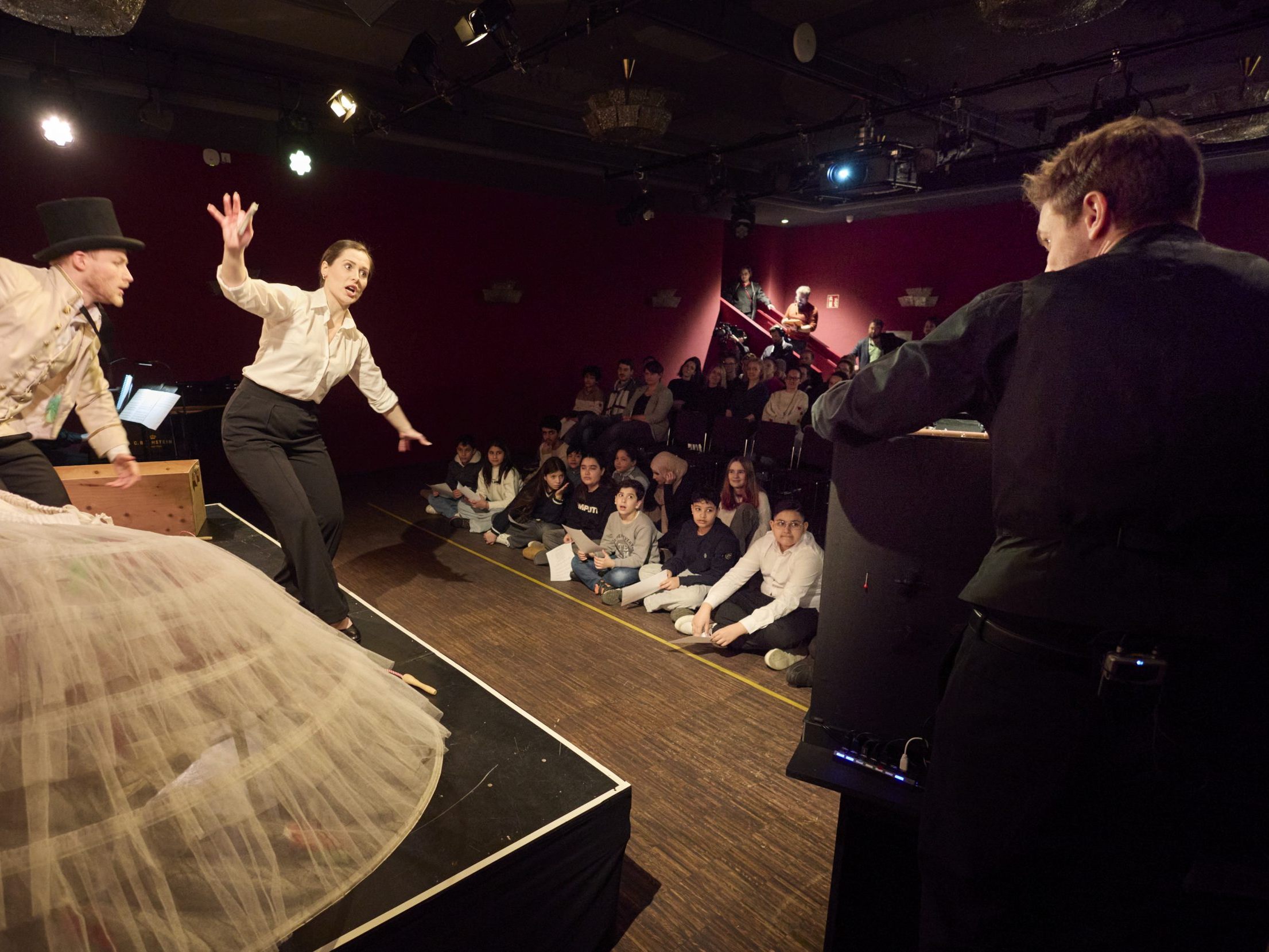 Nachwuchsopernfans werden durch das Musiktheater geführt.