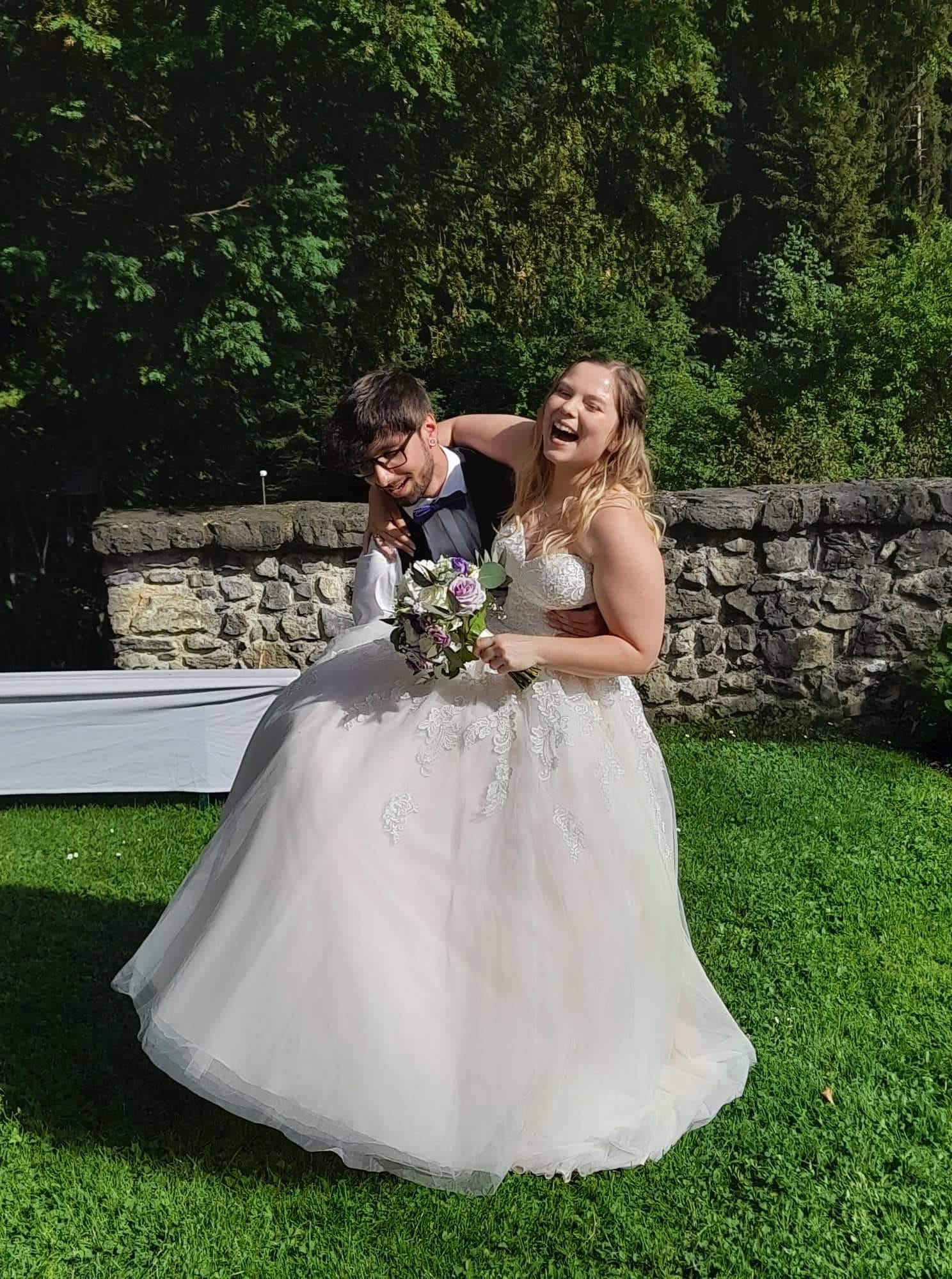 "Und ich denke ich kann sagen, dass mein Mann nicht nur mein Partner ist sondern auch mein bester Freund, mit dem ich jeden Moment genieße egal ob gut oder schlecht, da ich weiss dass ich mich immer auf ihn verlassen kann."