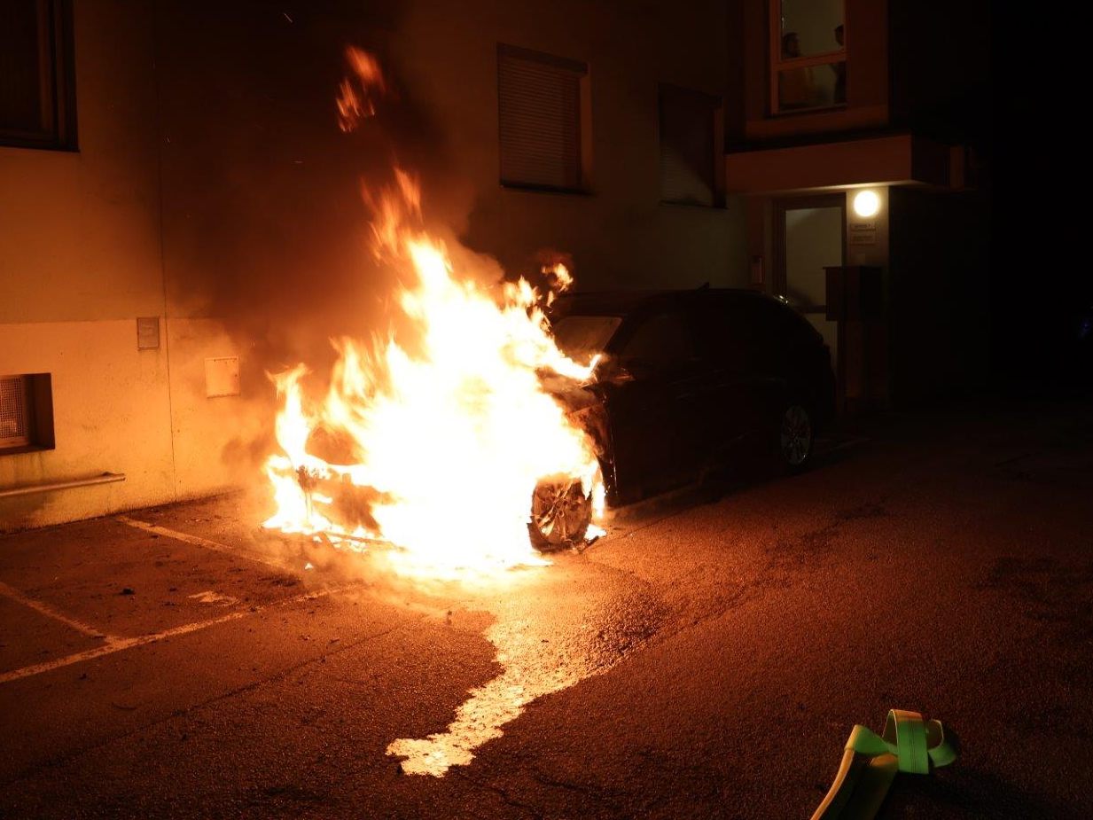 Ein Übergreifen der Flammen auf das Gebäude oder andere Fahrzeuge wurde verhindert. Ein Übergreifen der Flammen auf das Gebäude oder andere Fahrzeuge wurde verhindert.
