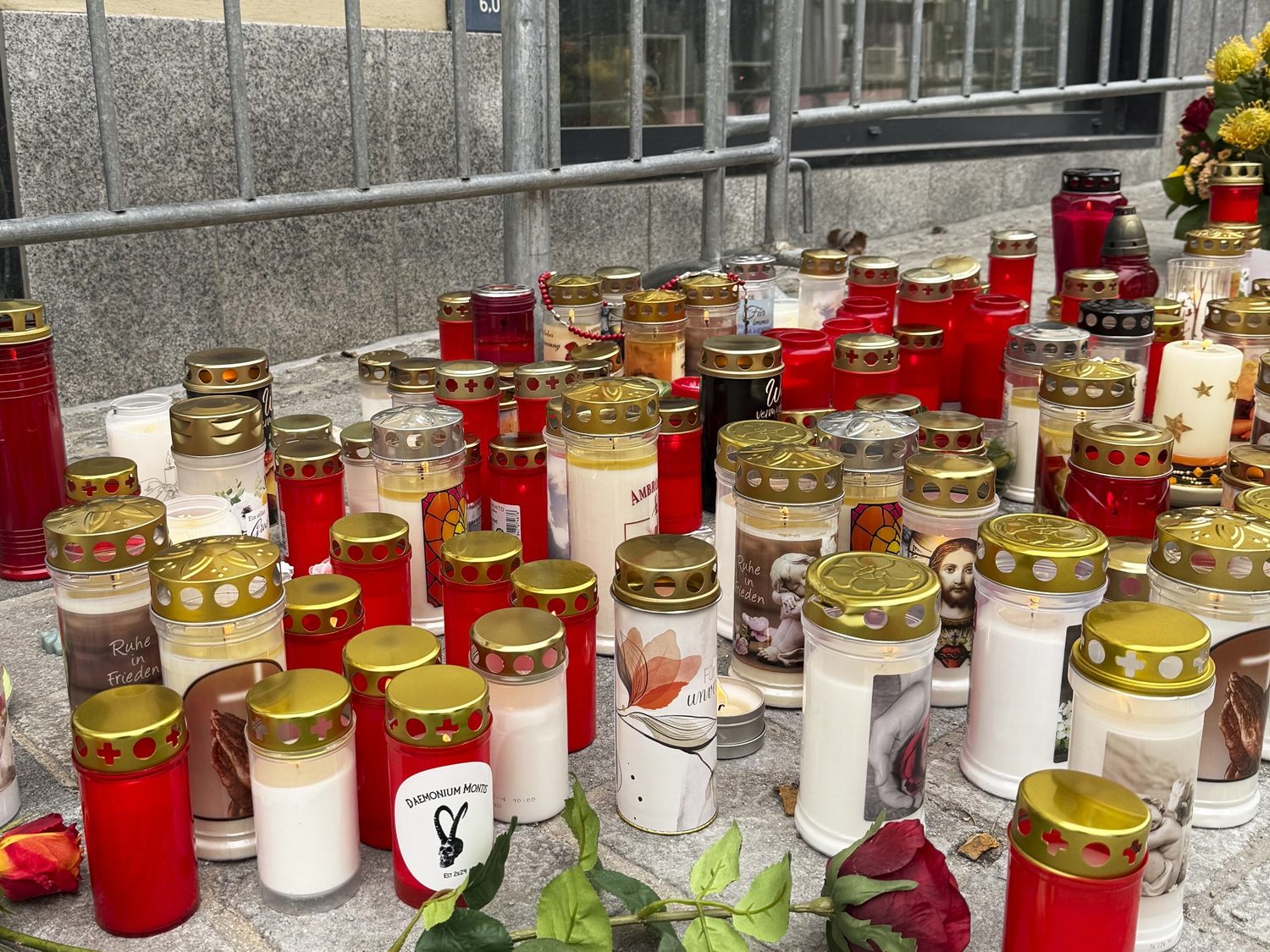 Kerzen nach Anschlag in Villach.
