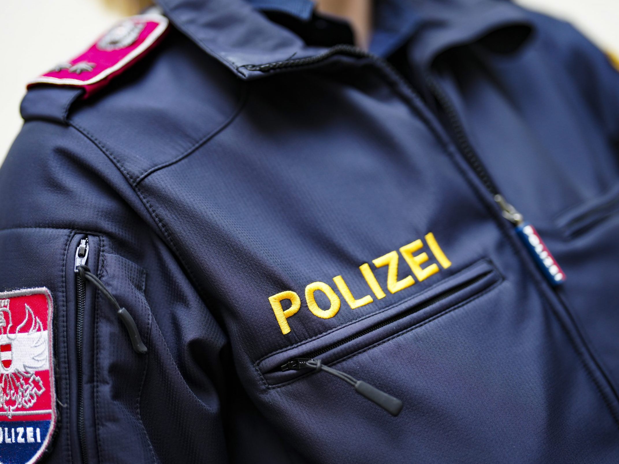 Eine eingeleitete Sofortfahndung nach dem mutmaßlichen Täter verlief negativ. Eine eingeleitete Sofortfahndung nach dem mutmaßlichen Täter verlief negativ.