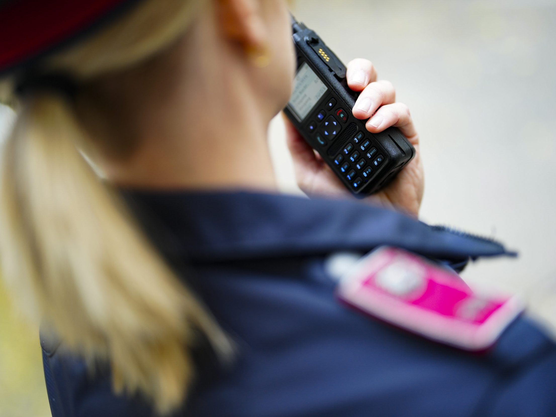 Der 46-Jährige befindet sich in Polizeigewahrsam, die Ermittlungen zu dem zweiten Tatverdächtigen dauern an.