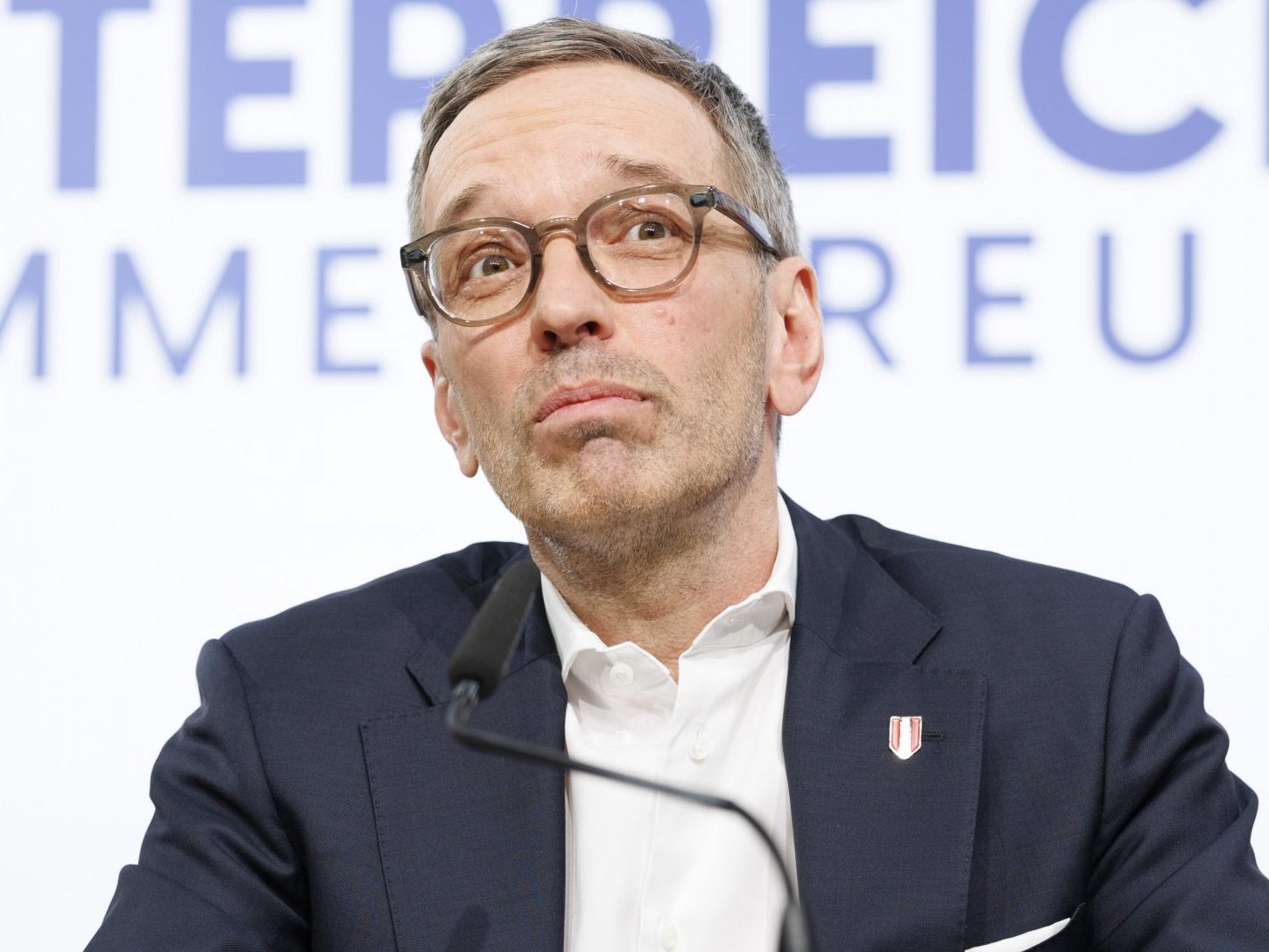 FPÖ-Chef Kickl reagiert erstaunt auf die Koalition.