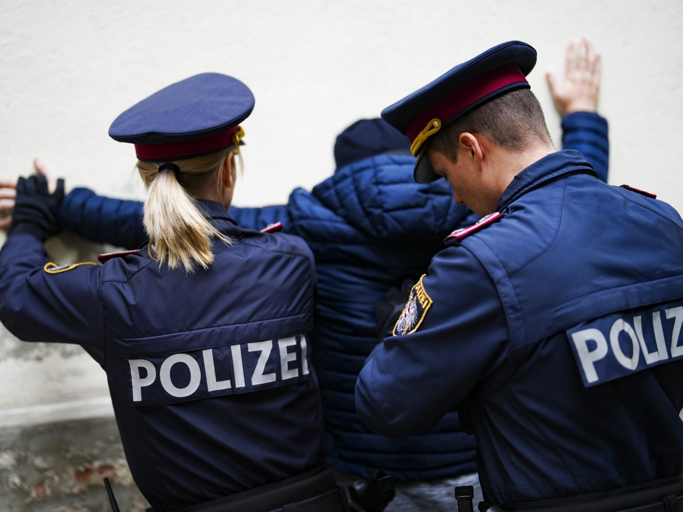 Die drei Tatverdächtigen wurden wegen des Verdachts des Einbruchsdiebstahls angezeigt.