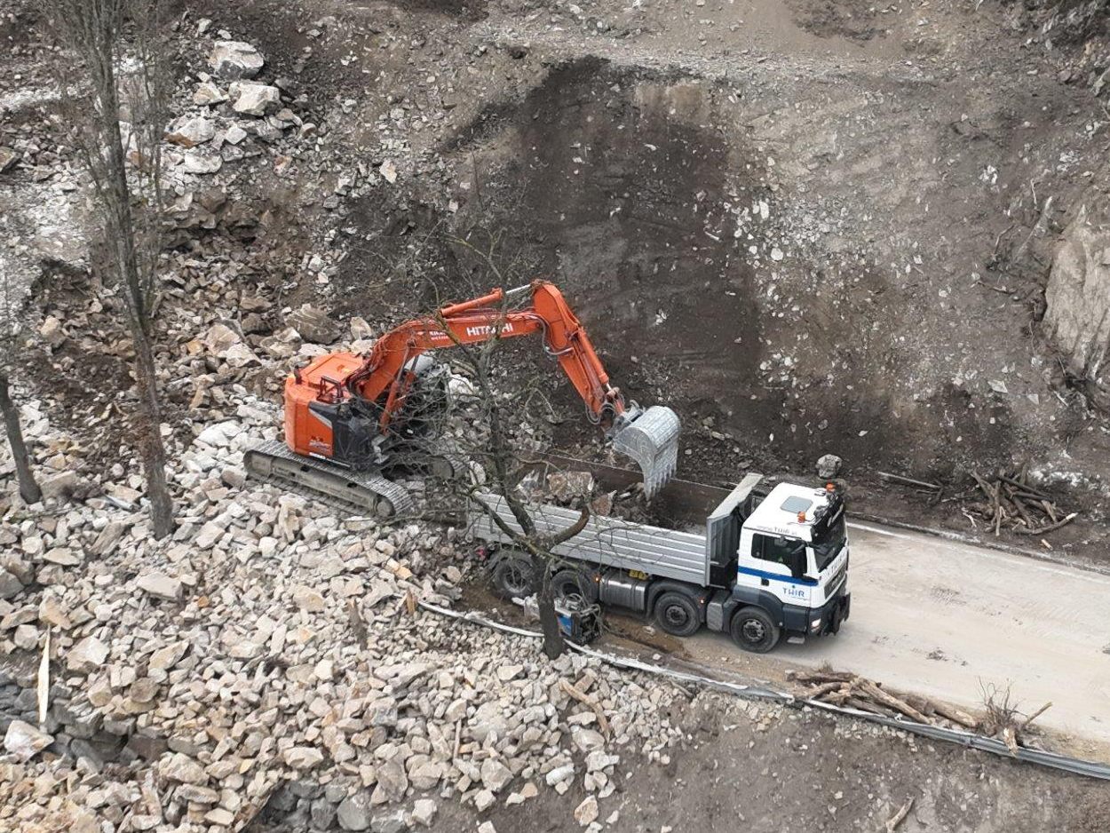 Die Sicherungsarbeiten auf der B33 gehen ins Finale.