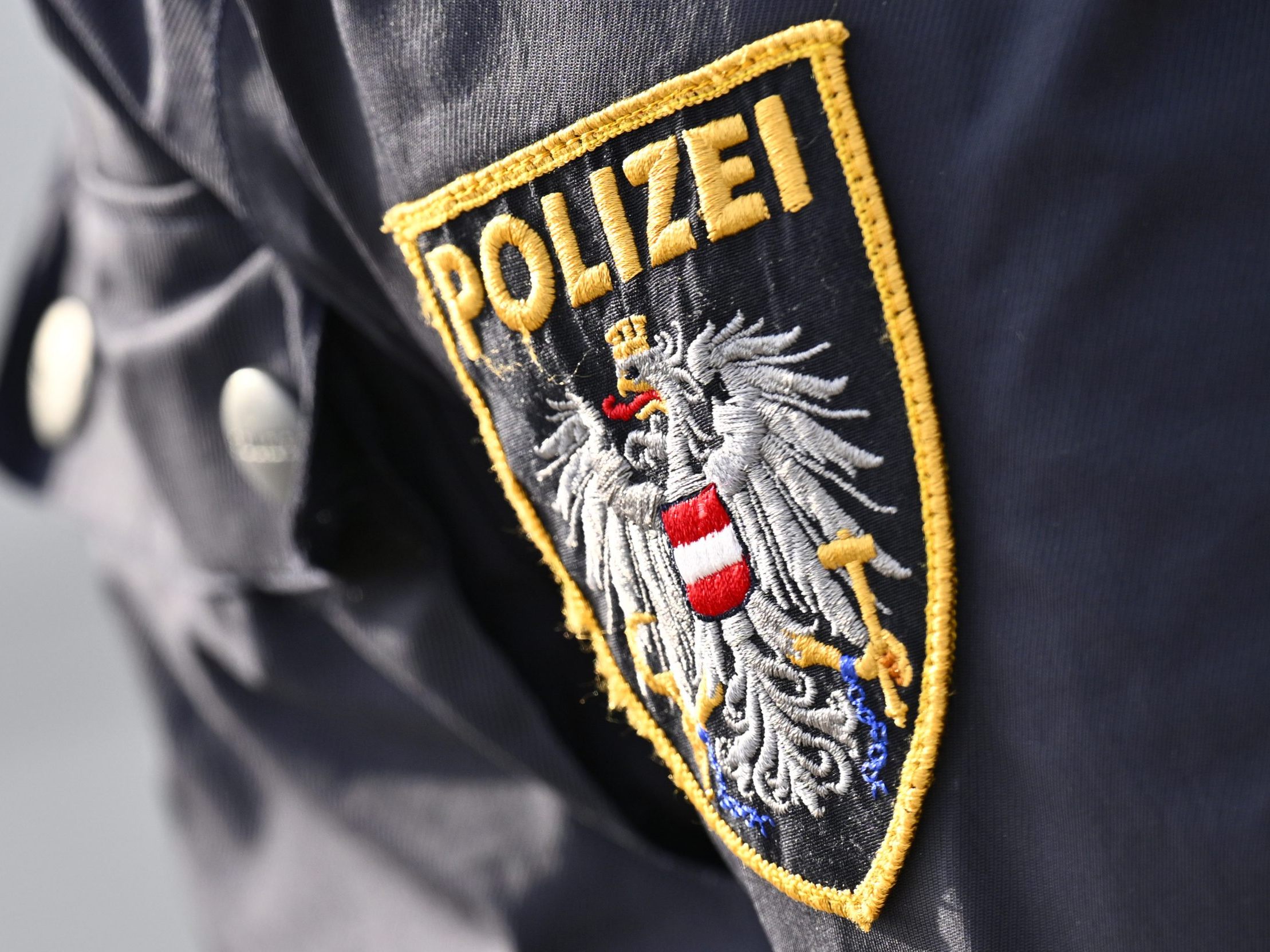 Die Polizei nahm den Ladendieb fest.
