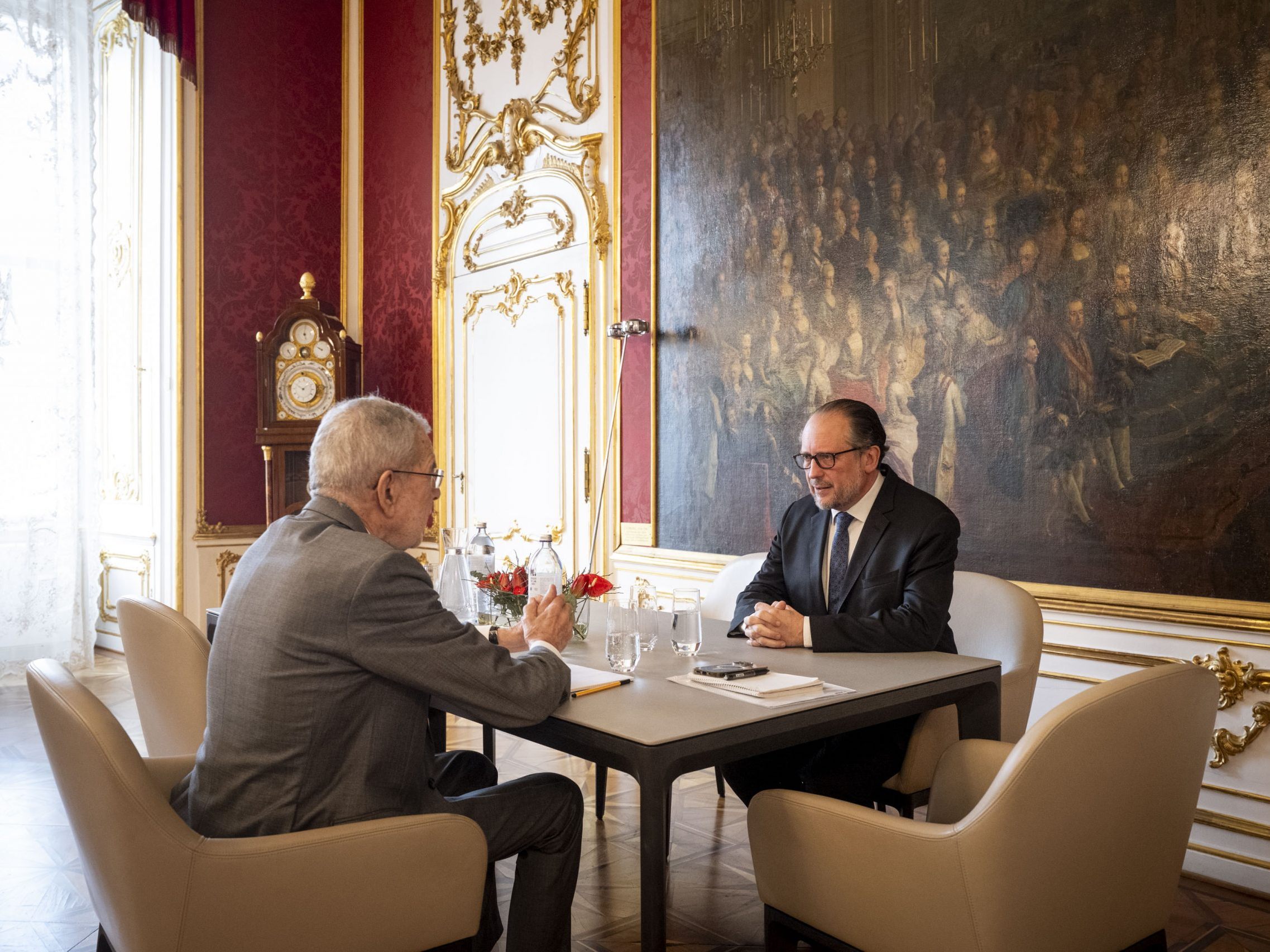 Van der Bellen empfing Schallenberg in der Wiener Hofburg. Van der Bellen empfing Schallenberg in der Wiener Hofburg.