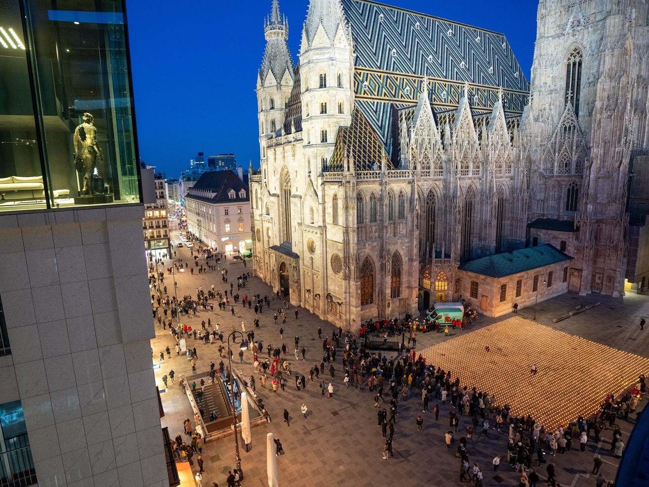 Lichtermeer am Wiener Stephansplatz. Ukraine-Krieg weiter nicht zu Ende. Lichtermeer am Wiener Stephansplatz. Ukraine-Krieg weiter nicht zu Ende.