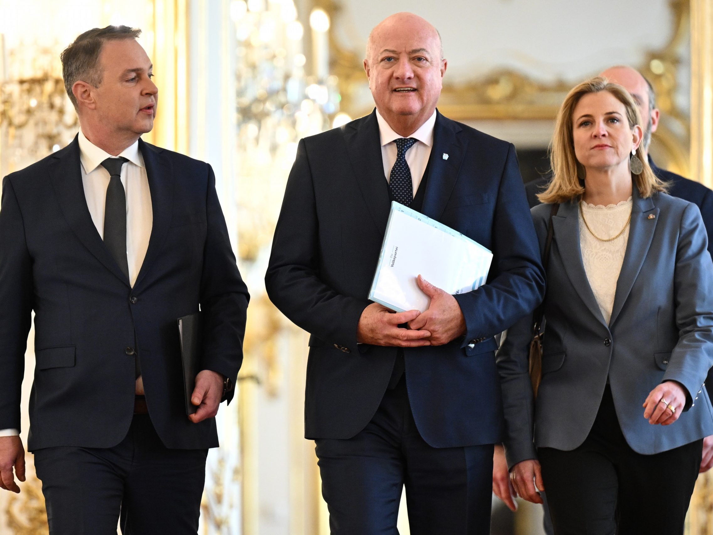 Was haben sich ÖVP, SPÖ und NEOS für das Regierungsprogramm einfallen lassen? Was haben sich ÖVP, SPÖ und NEOS für das Regierungsprogramm einfallen lassen?