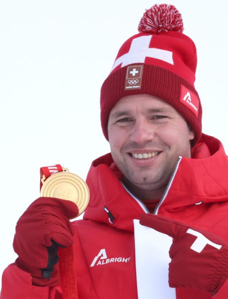 ABD0086_20220207 – YANQING – CHINA: Beat Feuz (Gold/SUI) bei der Siegerehrung der Abfahrt der Mnner im National Alpine Ski Centre am Montag, 7. Februar 2022, in Yanqing. – FOTO: APA/EXPA/JOHANN GRODER