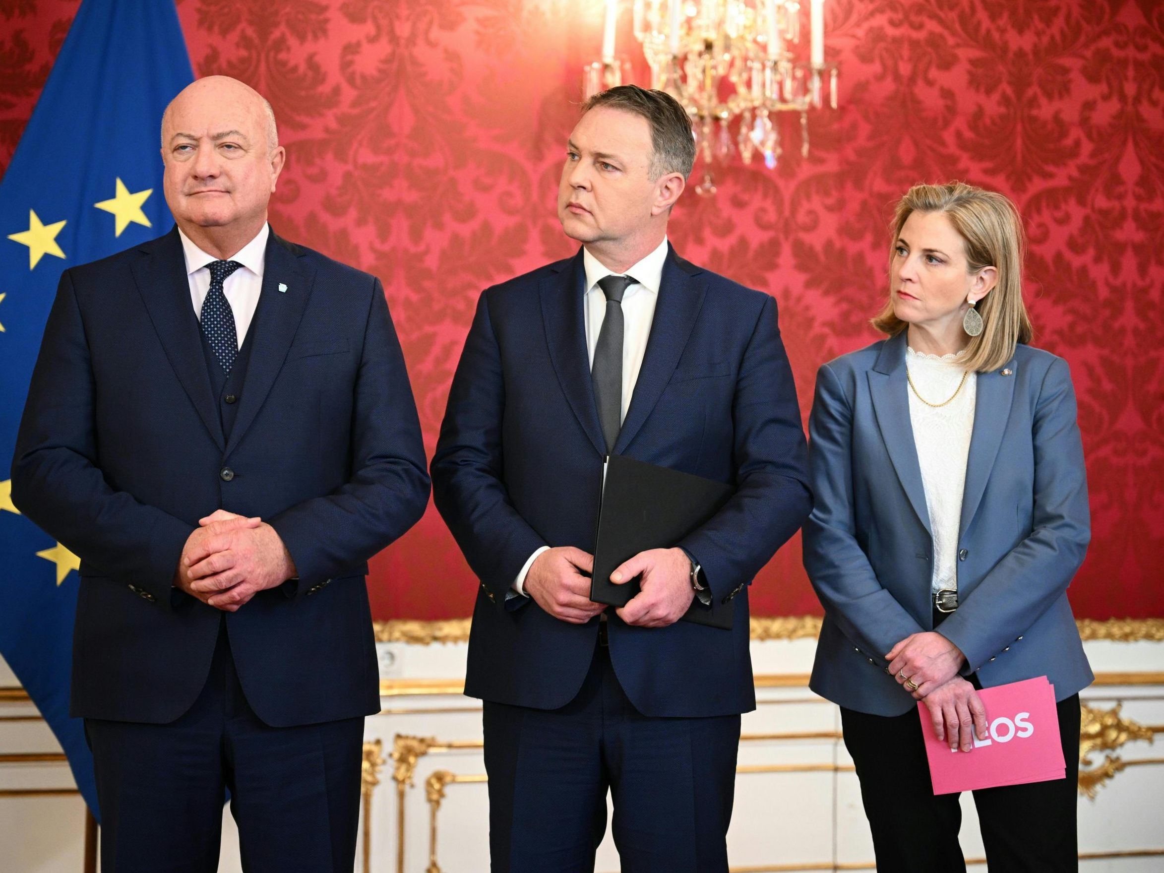 Während die Ministerienverteilung geklärt ist, wird innerhalb der Parteien noch um die Besetzung gerungen. Während die Ministerienverteilung geklärt ist, wird innerhalb der Parteien noch um die Besetzung gerungen.