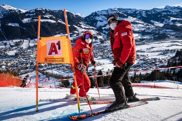 ABD0097_20210122 – KITZBHEL – STERREICH: v.l. Beat Feuz (SUI), Thomas Stauffer am Freitag, 22. Jnner 2021, anl. der Abfahrt der Herren im Rahmen des 81. Hahnenkammrennens in Kitzbhel. – FOTO: APA/EXPA/JOHANN GRODER