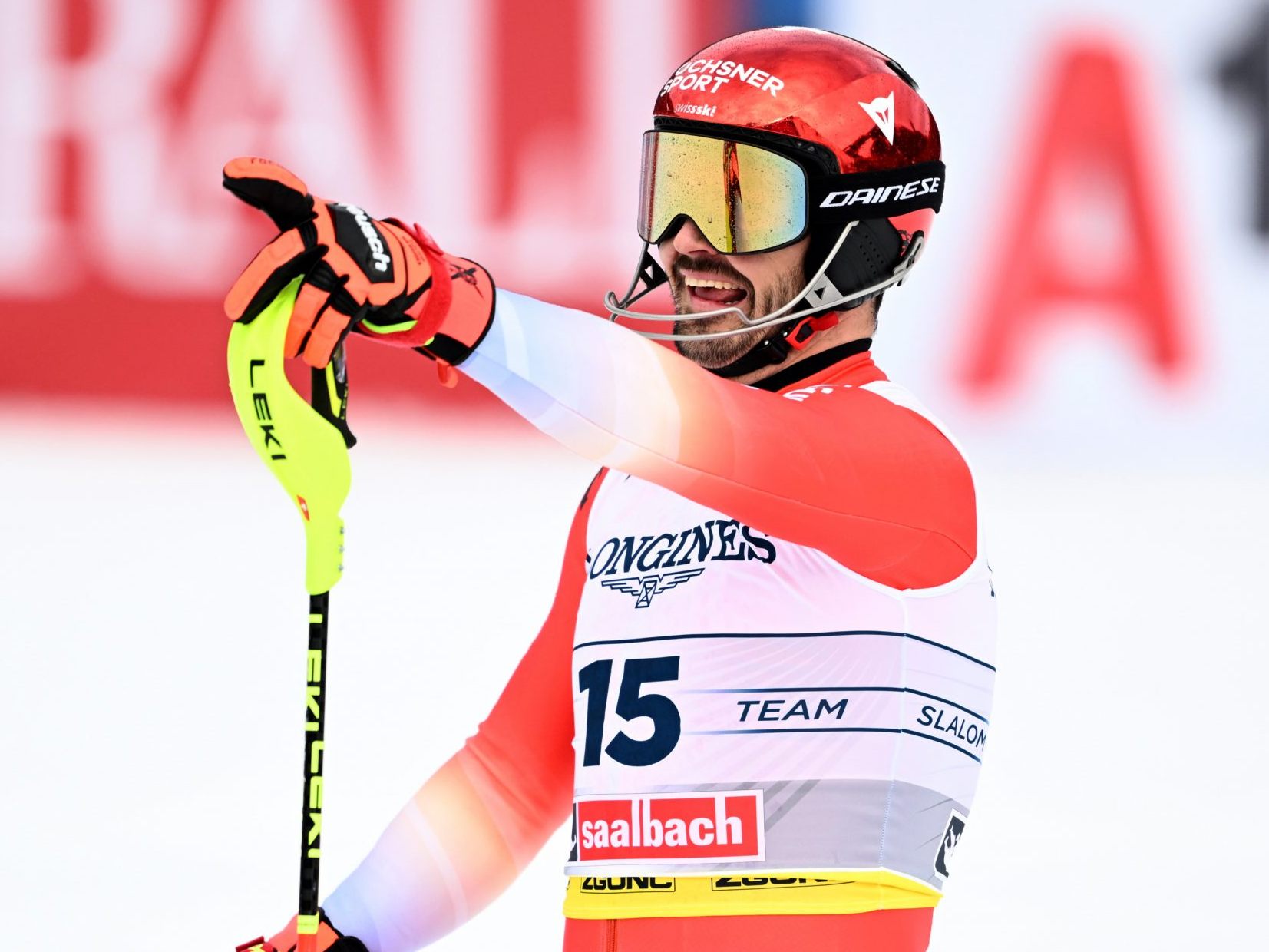 Loic Meillard freut sich im Gold in der Team-Kombi