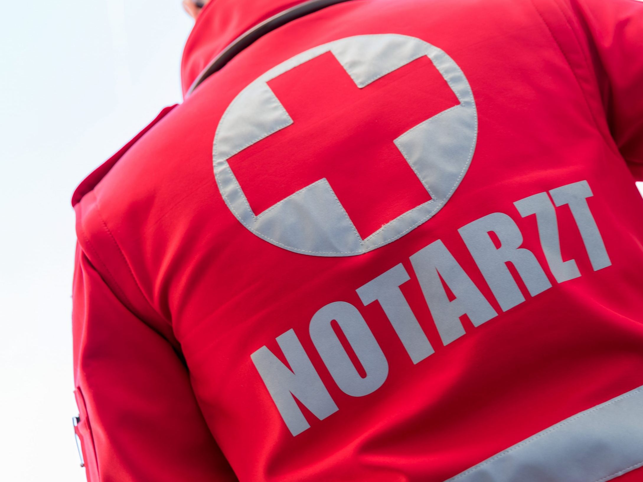 Ein 28-Jähriger ist bei einem Verkehrsunfall gestorben.