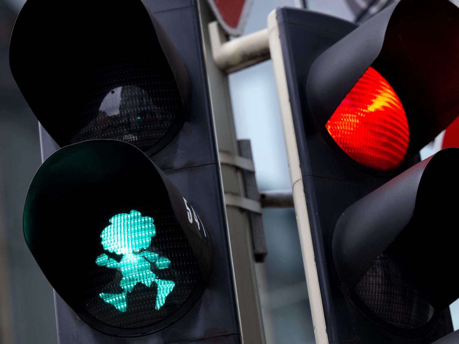 In München wurde die erste von mehreren Pumuckl-Ampeln eingeweiht.