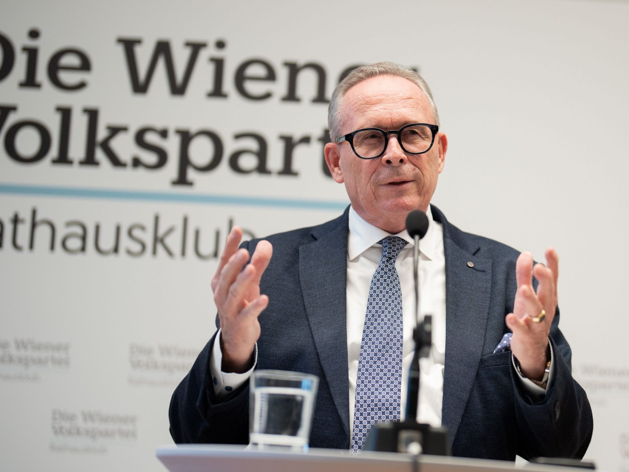 "Die Bilanz von SPÖ und NEOS hat Wien zum Bildungs- und Integrationsbrennpunkt gemacht", so Mahrer vor der Wien-Wahl.