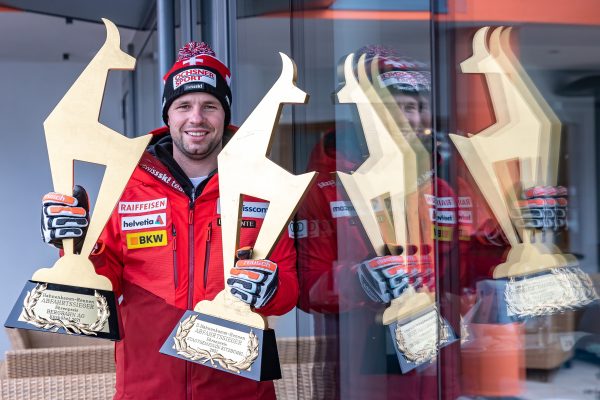 ABD0155_20210125 – KITZBHEL – STERREICH: Beat Feuz (SUI) mit den beiden Siegertrophen am Montag, 25. Jnner 2021, anl. eines Fototermins im Rahmen des 81. Hahnenkammrennens in Kitzbhel. – FOTO: APA/EXPA/JOHANN GRODER