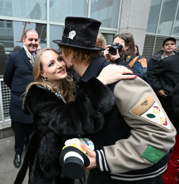 ABD0159_20250226 – WIEN – STERREICH: Jacqueline Lugner und Street-Artist DJ Alec Monopoly anl. der Prsentation des mehrere Meter gro§en Richard-Lugner-Graffiti-Portrts von Street-Artist DJ Alec Monopoly am Mittwoch, 26. Februar 2025, in Wien. – FOTO: APA/HELMUT FOHRINGER