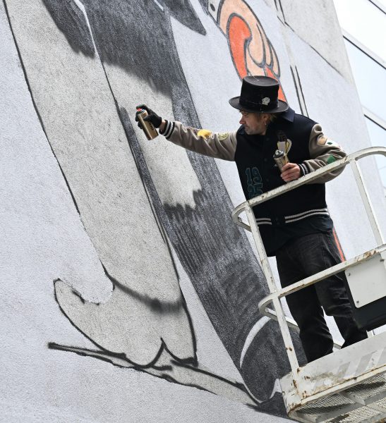 ABD0164_20250226 – WIEN – STERREICH: Street-Artist DJ Alec Monopoly anl. der Prsentation des mehrere Meter gro§en Richard-Lugner-Graffiti-Portrts von Street-Artist DJ Alec Monopoly am Mittwoch, 26. Februar 2025, in Wien. – FOTO: APA/HELMUT FOHRINGER