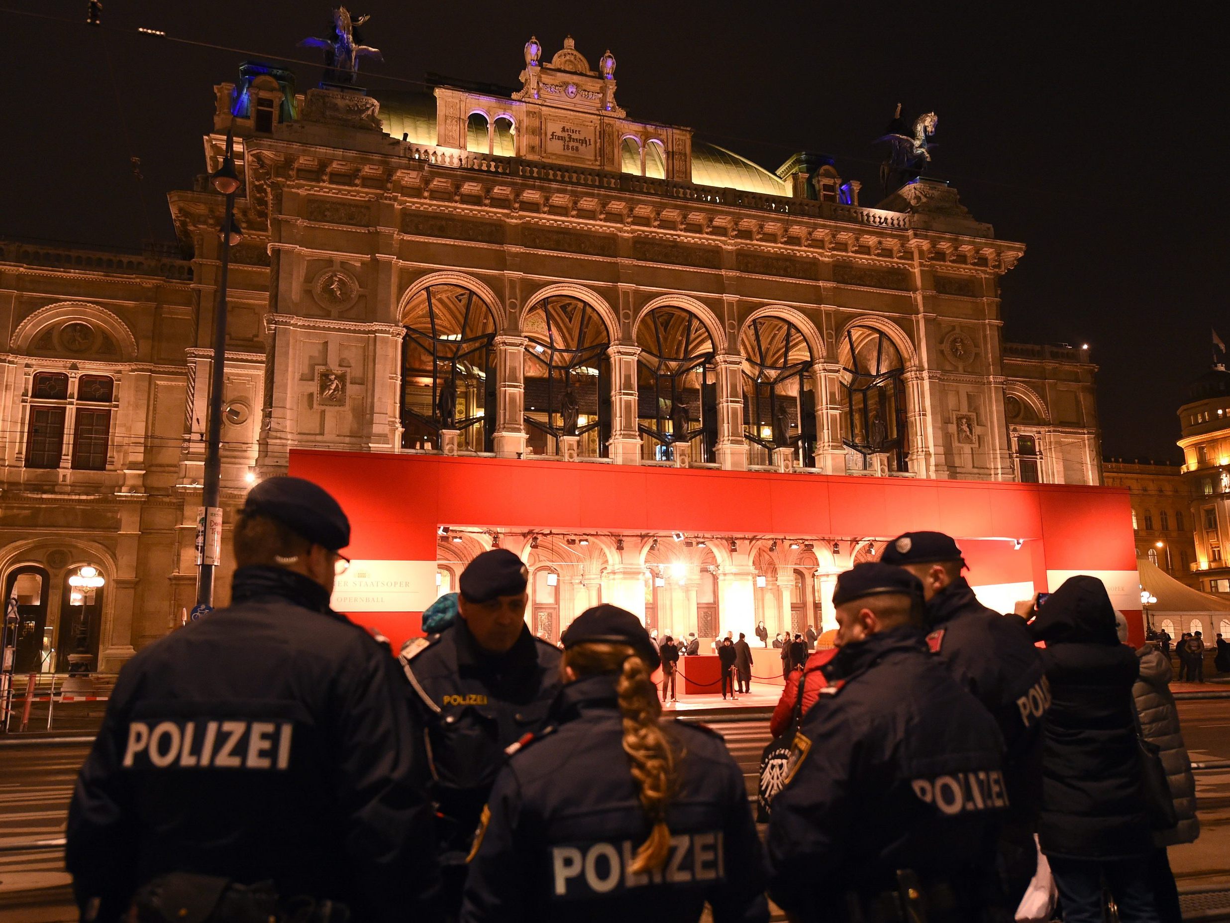 Beim Opernball sorgen uniformierte und zivile Polizisten für Sicherheit.