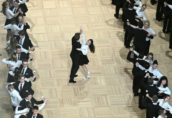 ABD0180_20250226 – WIEN – STERREICH: Debtantenpaare am Mittwoch, 26. Februar 2025, im Rahmen der Opernball-Generalprobe in der Staatsoper in Wien. – FOTO: APA/HELMUT FOHRINGER – ++ WIR WEISEN AUSDRCKLICH DARAUF HIN, DASS EINE VERWENDUNG DES BILDES AUS MEDIEN- UND/ODER URHEBERRECHTLICHEN GRNDEN AUSSCHLIESSLICH IM ZUSAMMENHANG MIT DEM ANGEFHRTEN ZWECK UND REDAKTIONELL ERFOLGEN DARF – VOLLSTNDIGE COPYRIGHTNENNUNG […]