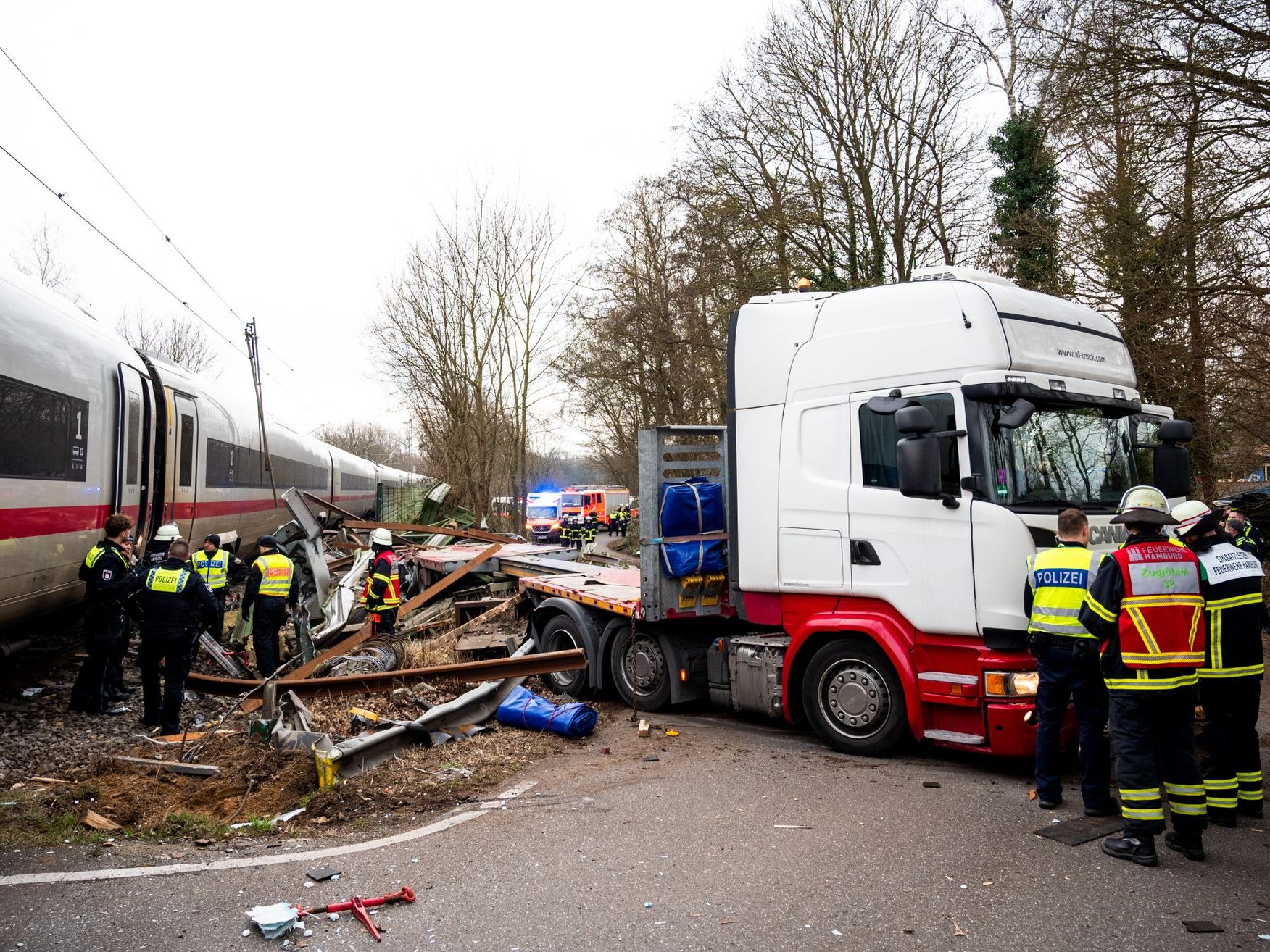 Bei einem Zugunglück in Hamburg wurde mindestens eine Person getötet. Bei einem Zugunglück in Hamburg wurde mindestens eine Person getötet.