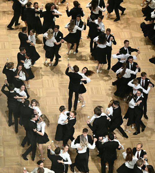 ABD0199_20250226 – WIEN – STERREICH: Debtantenpaare am Mittwoch, 26. Februar 2025, im Rahmen der Opernball-Generalprobe in der Staatsoper in Wien. – FOTO: APA/HELMUT FOHRINGER – ++ WIR WEISEN AUSDRCKLICH DARAUF HIN, DASS EINE VERWENDUNG DES BILDES AUS MEDIEN- UND/ODER URHEBERRECHTLICHEN GRNDEN AUSSCHLIESSLICH IM ZUSAMMENHANG MIT DEM ANGEFHRTEN ZWECK UND REDAKTIONELL ERFOLGEN DARF – VOLLSTNDIGE COPYRIGHTNENNUNG […]