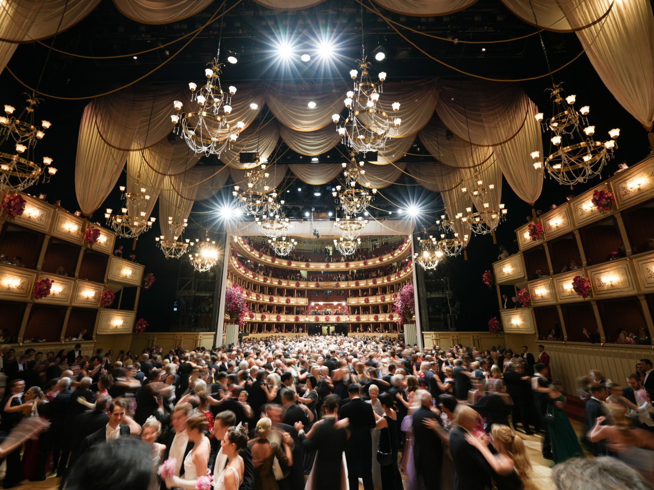Unter den 5.150 Ballgästen am Wiener Opernball findet sich nur eine überschaubare Zahl an Spitzenvertretern des offiziellen Österreichs.