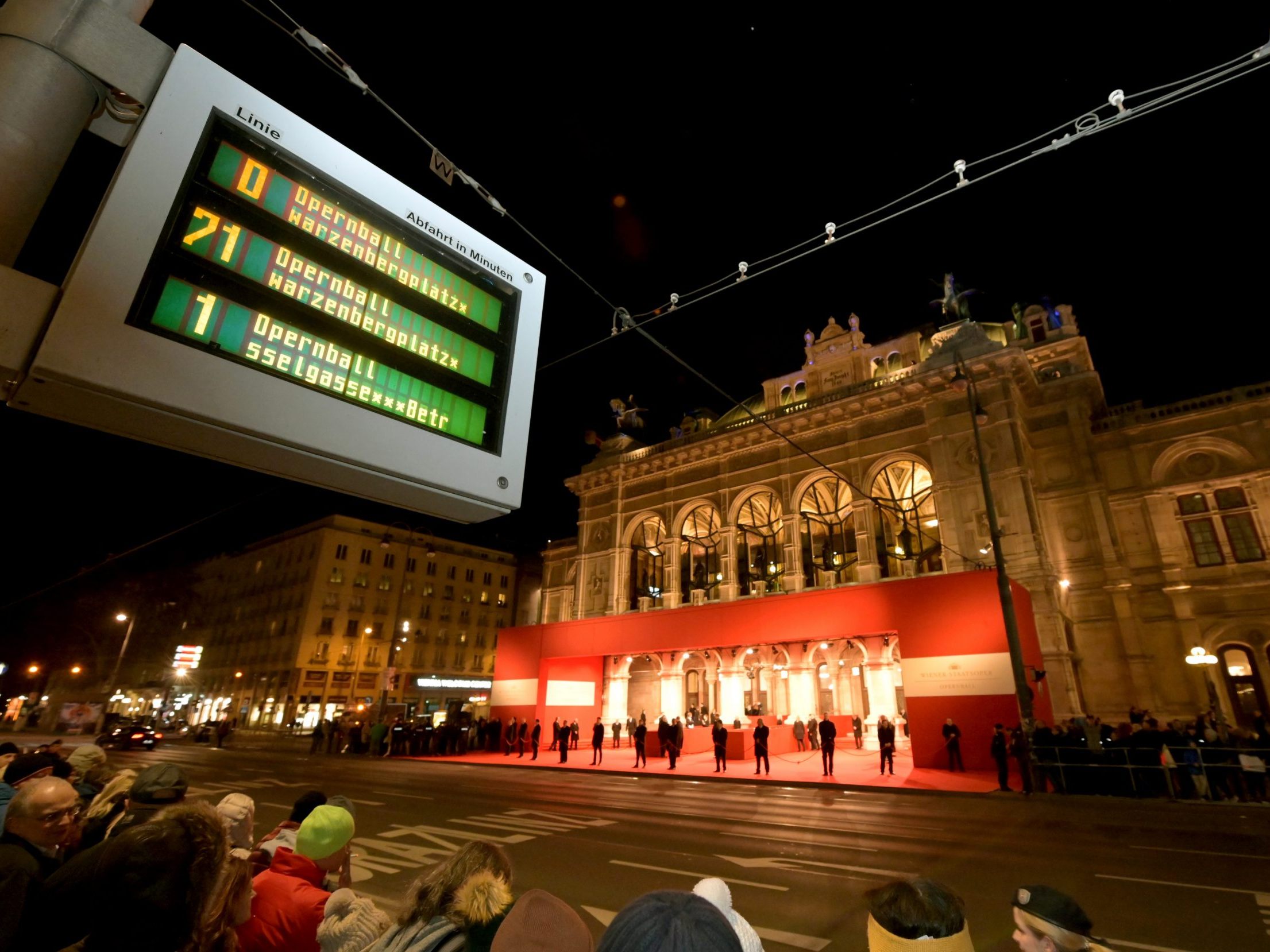 Der Opernball sorgt für eine Sperre der Ringstraße und Einschränkungen bei den Wiener Linien. Der Opernball sorgt für eine Sperre der Ringstraße und Einschränkungen bei den Wiener Linien.
