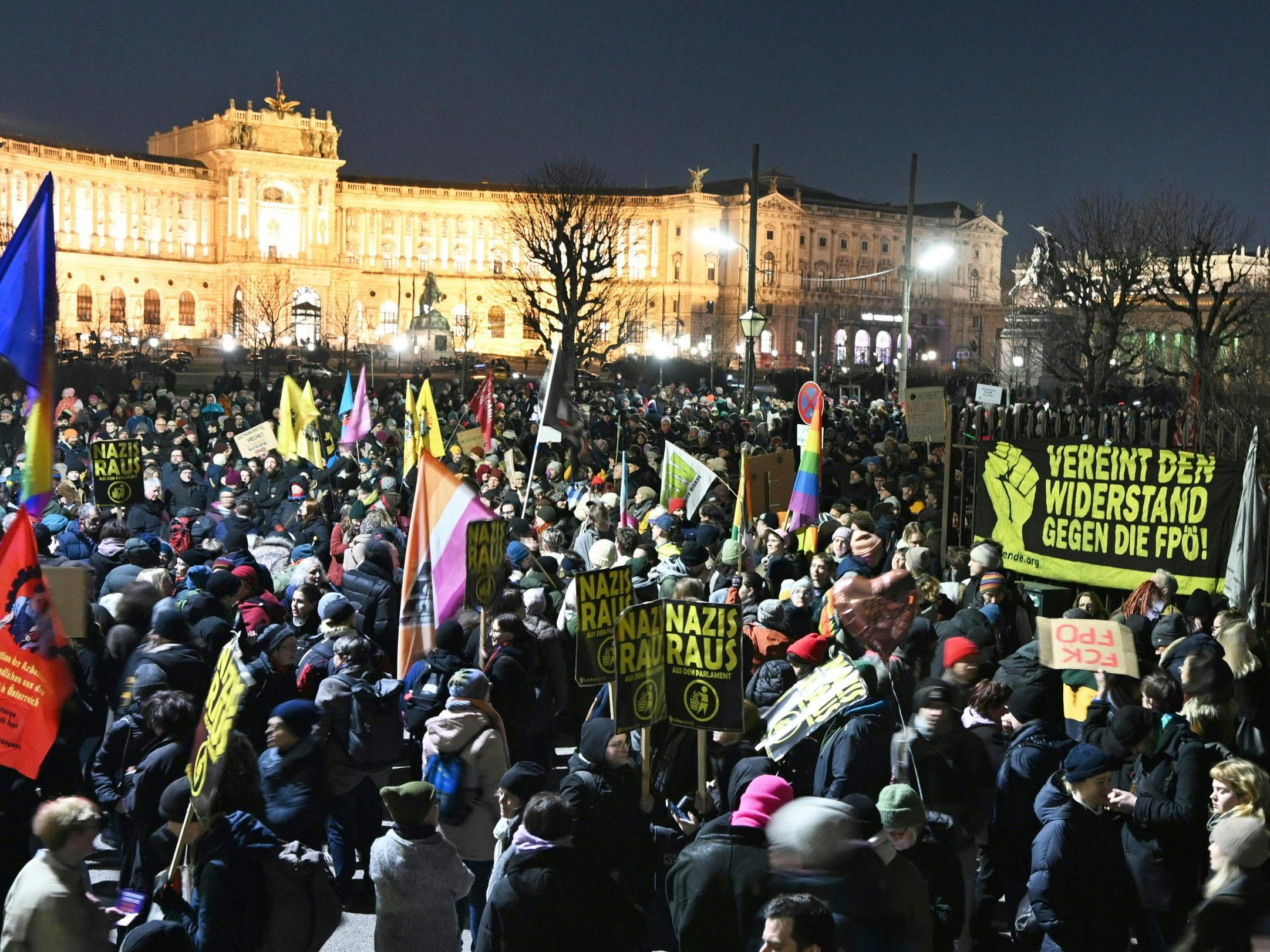 Demo "25 Jahre Widerstand gegen Blau-Schwarz" in Wien.