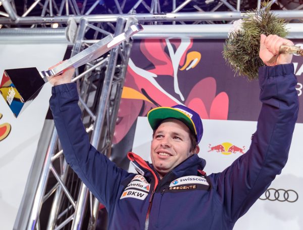 ABD0248_20180120 – KITZBHEL – STERREICH: Beat Feuz (SUI, 2. Platz) whrend Siegerehrung der Weltcup-Abfahrt der Herren am Samstag, 20. Jnner 2018 in Kitzbhel. – FOTO: APA/EXPA/JOHANN GRODER