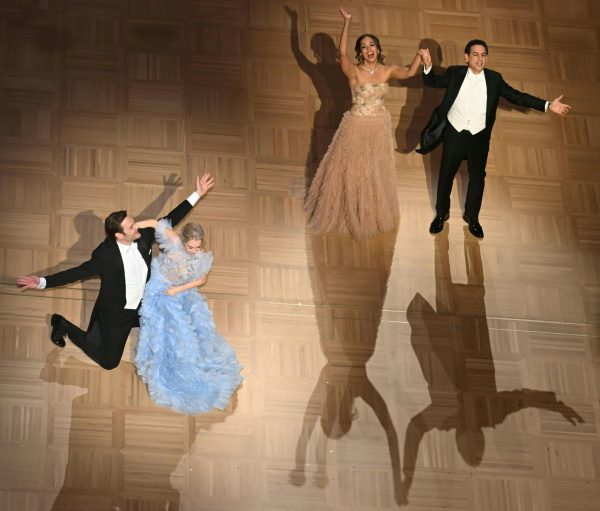 ABD0308_20250227 – WIEN – STERREICH: (v.l.) Tenor Daniel Jenz, Sopranistin Maria Nazarova, Sopranistin Nadine Sierra, Tenor Juan Diego Florez am Donnerstag, 27. Februar 2025, whrend der Erffnung des Opernballs in der Wiener Staatsoper. ++ WIR WEISEN AUSDRCKLICH DARAUF HIN, DASS EINE VERWENDUNG DES BILDES AUS MEDIEN- UND/ODER URHEBERRECHTLICHEN GRNDEN AUSSCHLIESSLICH IM ZUSAMMENHANG MIT DEM ANGEFHRTEN […]
