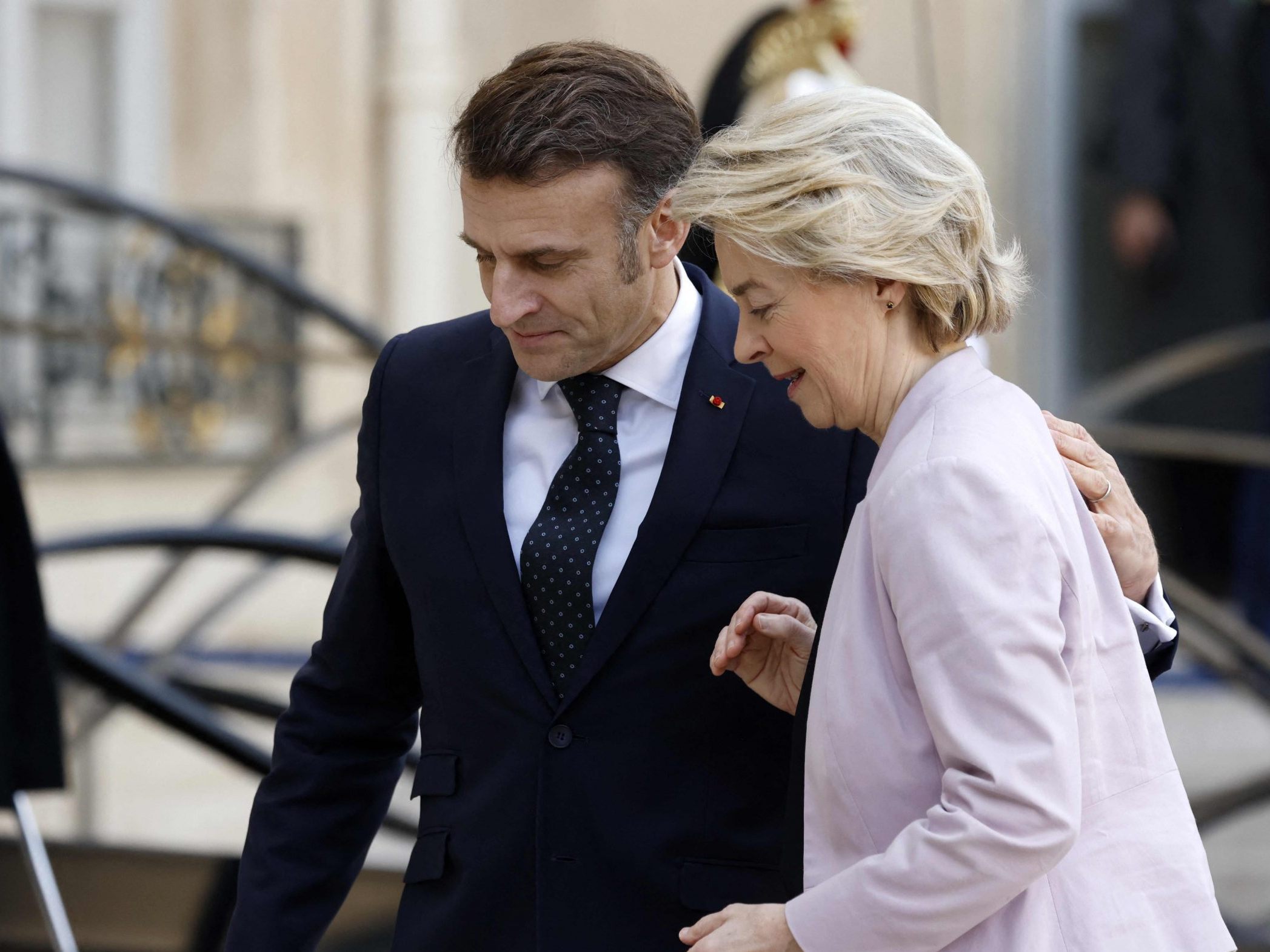 Die europäischen Politiker wurden sich in Paris nicht einig, wie die Unterstützung für die Ukraine in Zukunft aussehen soll.