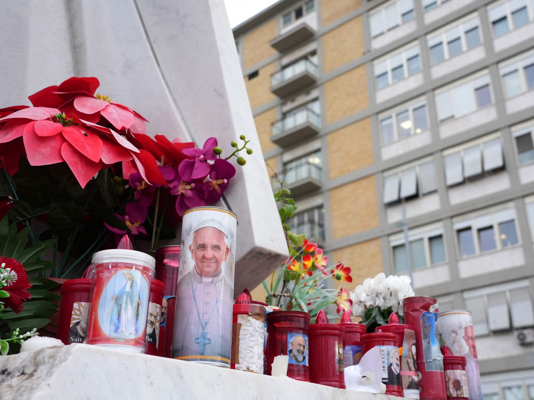 Gesundheitszustand von Papst leicht positiv entwickelt.
