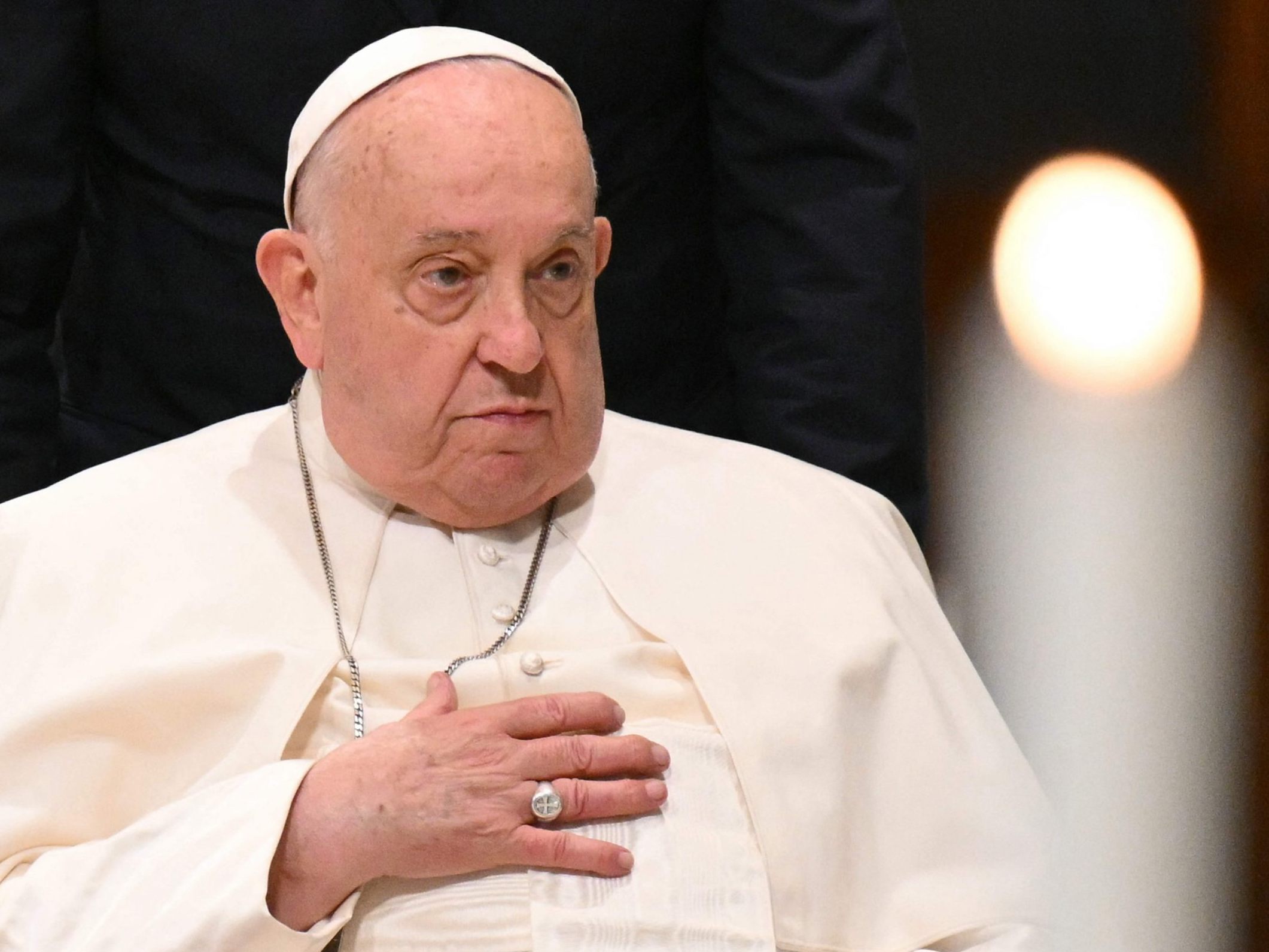 Papst Franziskus ist auf dem Weg der Besserung.