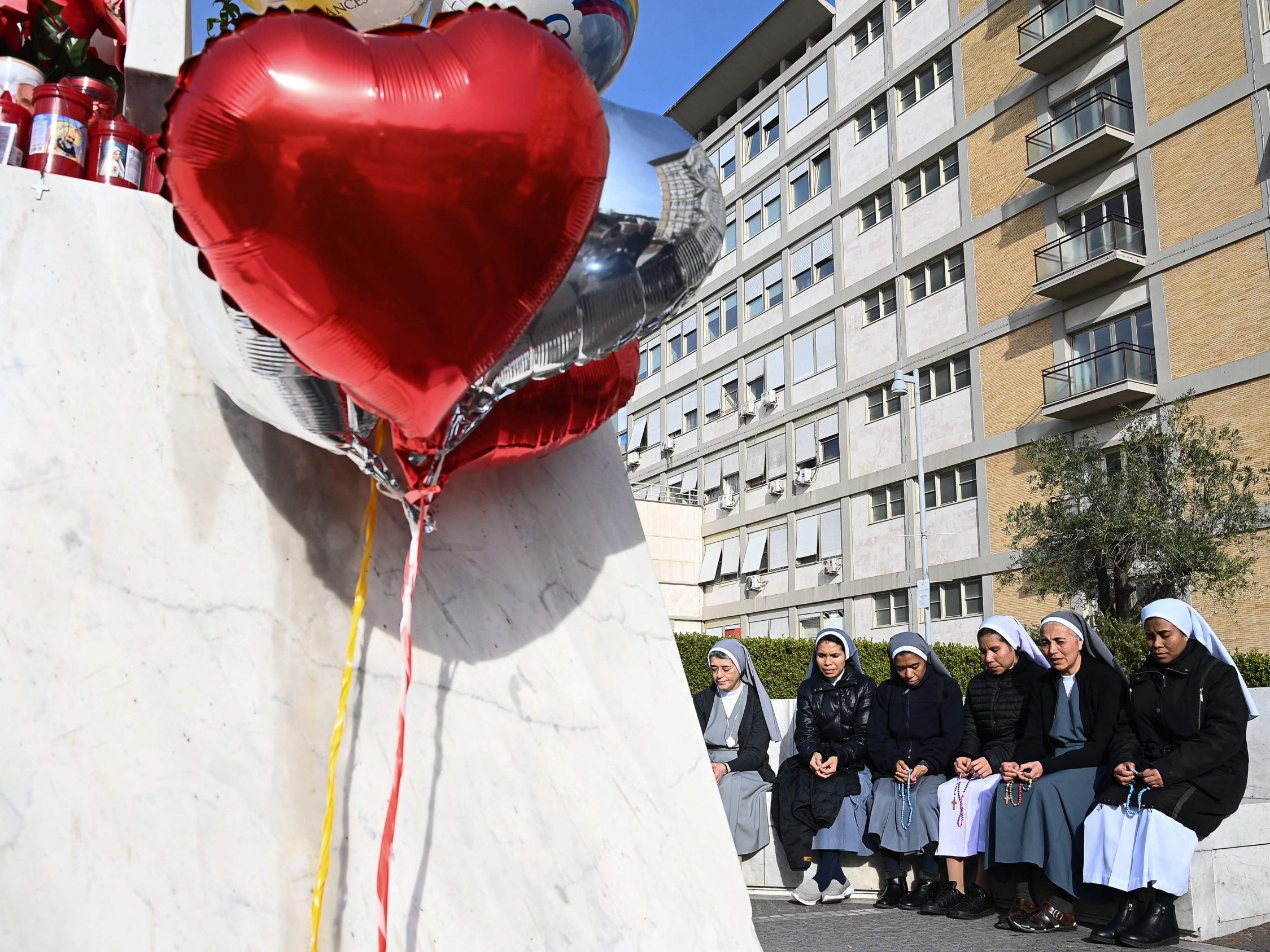 Auch am Sonntag wurde vor der Gemelli-Klinik für den Papst gebetet.