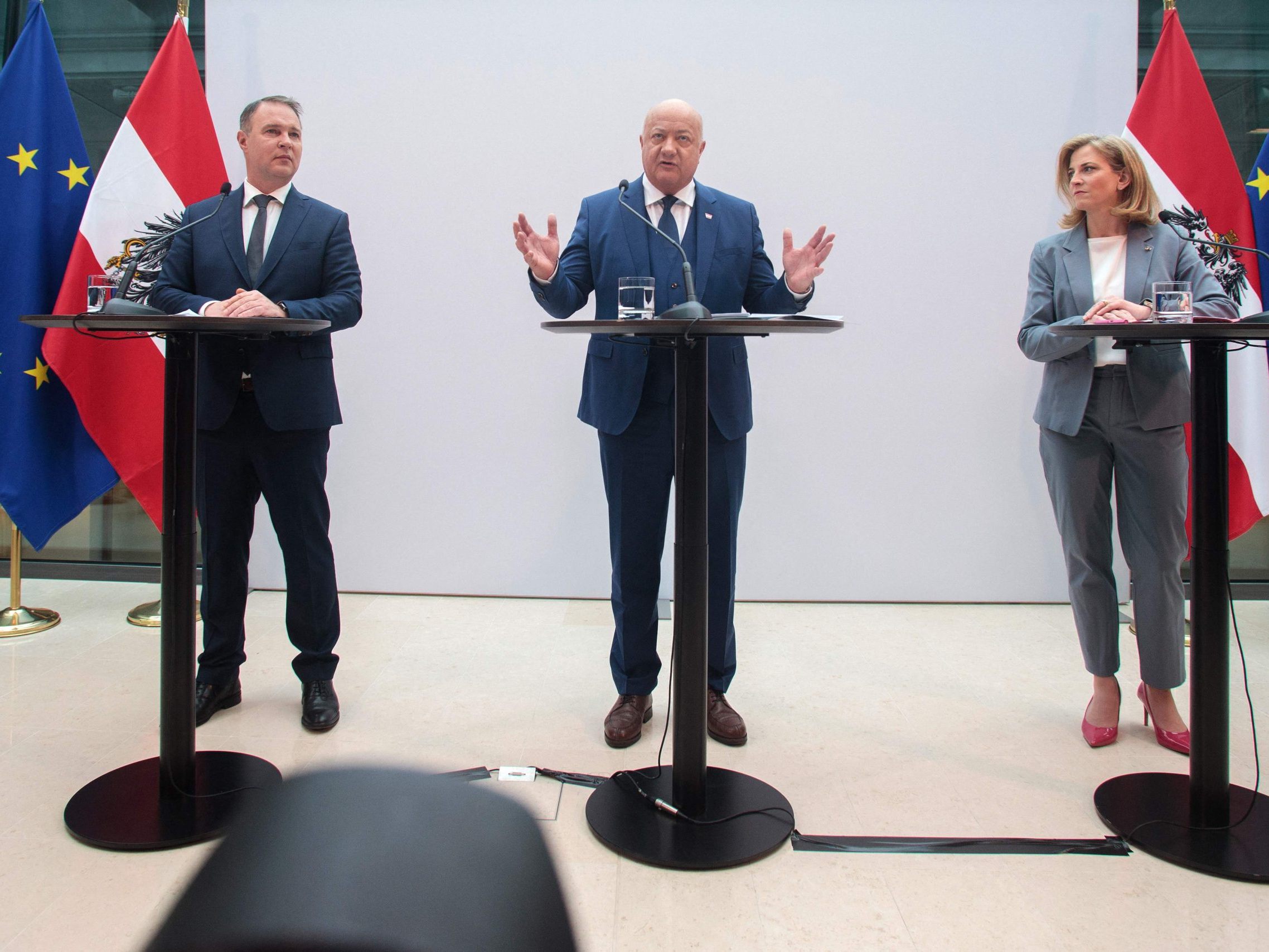 ÖVP und SPÖ besetzen je sechs Ministerämter, die NEOS erhalten zwei.