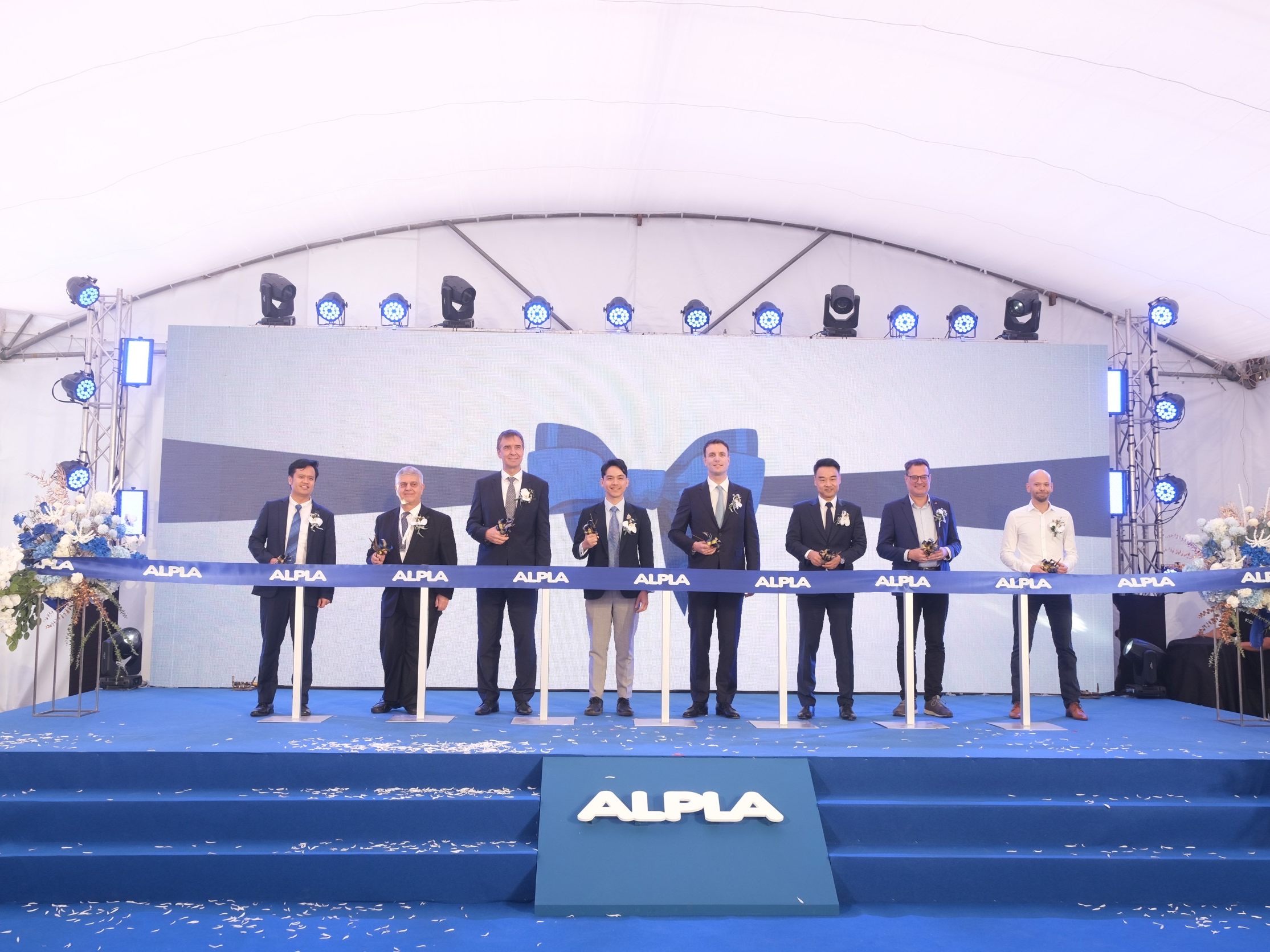Bei der Eröffnung des neuen ALPLA Werks in Chachoengsao (von links): Issares Charuwonsathid (ALPLA Head of TC Bangkok & Business Development), Wilhelm M. Donko (Österreichischer Botschafter), Roland Wallner (ALPLA Managing Director Region Asia Pacific), Pongpol Yodmuangcharoen (Secretary to the Minister of Industry), Philipp Lehner (ALPLA CEO), Daniel Qiu (ALPLA General Manager Thailand), Michael Friedl (Wirtschaftskammer Österreich) und Andreas Tabor (ALPLA Operation Manager).
