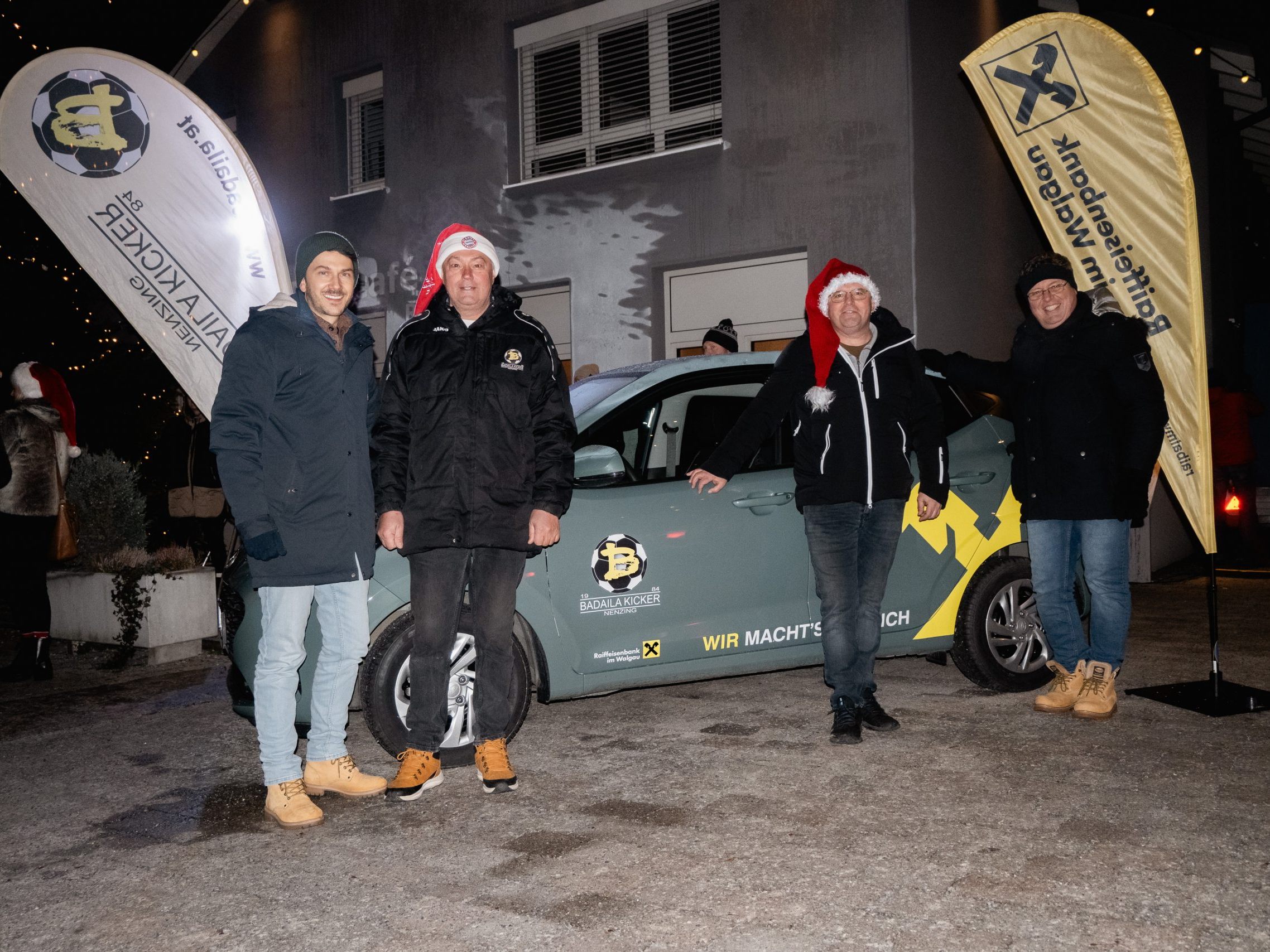 Gemeinsam mit den Sponsoren wurde das neue Auto präsentiert. Gemeinsam mit den Sponsoren wurde das neue Auto präsentiert.