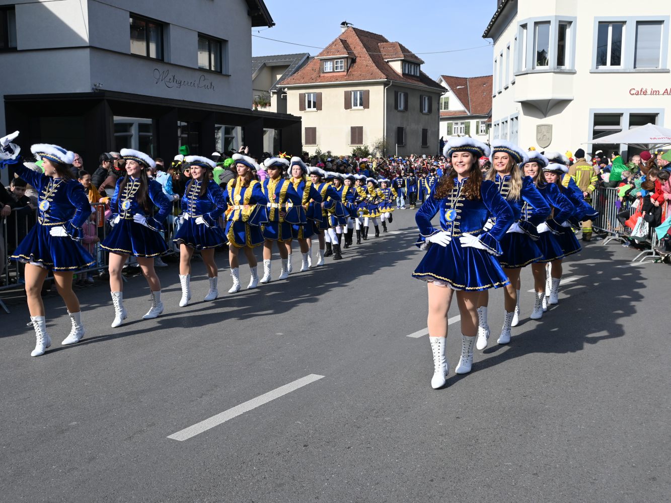 An der Spitze des Umzuges die Gardemädchen der Hardar Mufängar. An der Spitze des Umzuges die Gardemädchen der Hardar Mufängar.