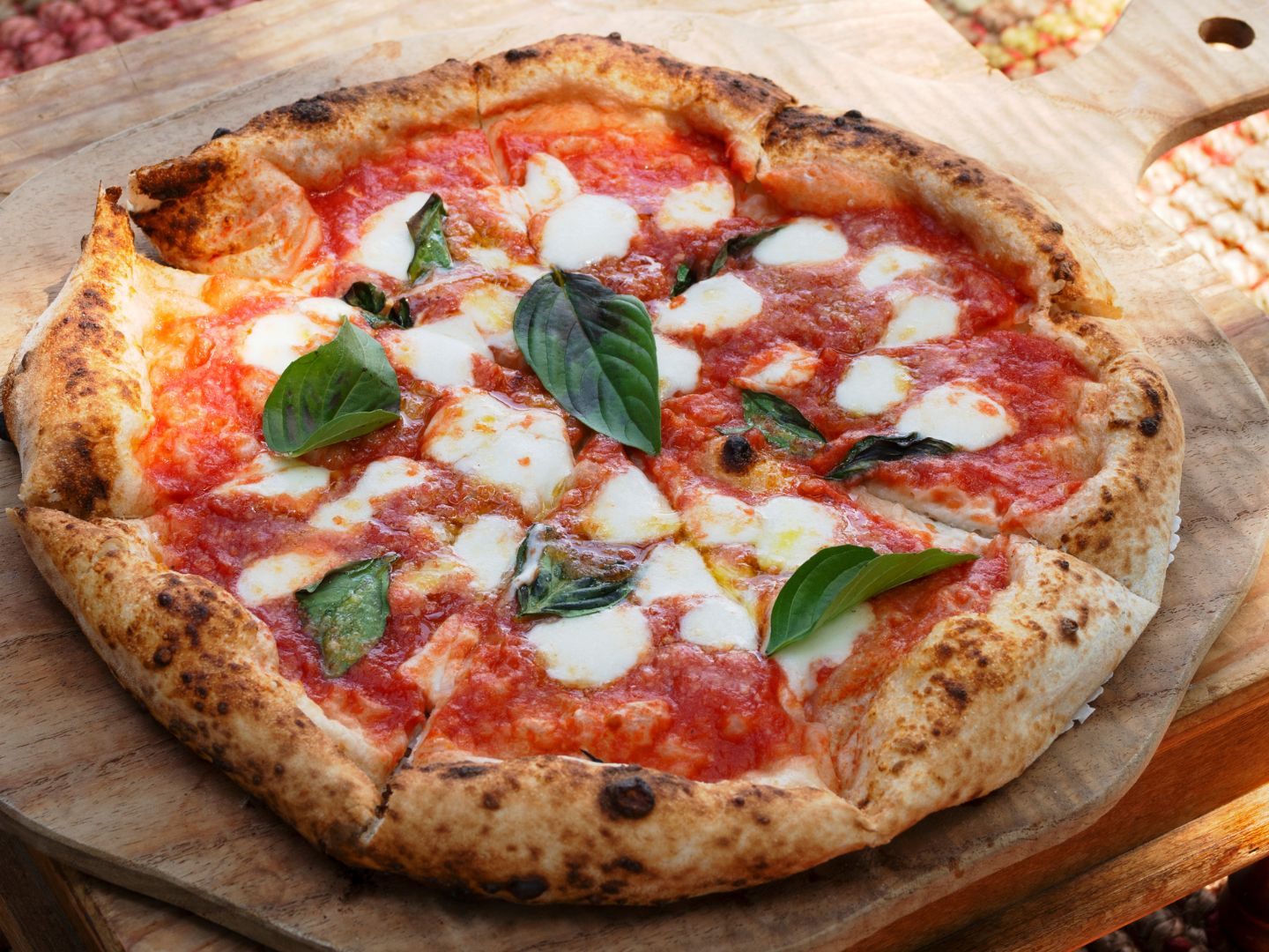 foodora bietet eine breite Palette an Pizzavariationen zu angemessenen Preisen. foodora bietet eine breite Palette an Pizzavariationen zu angemessenen Preisen.