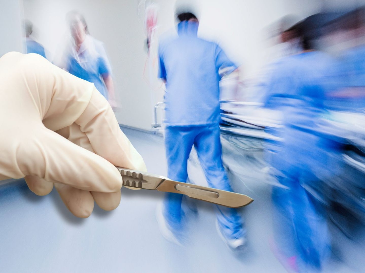 Die Frau blutete stark und musste in ein Spital gebracht werden.