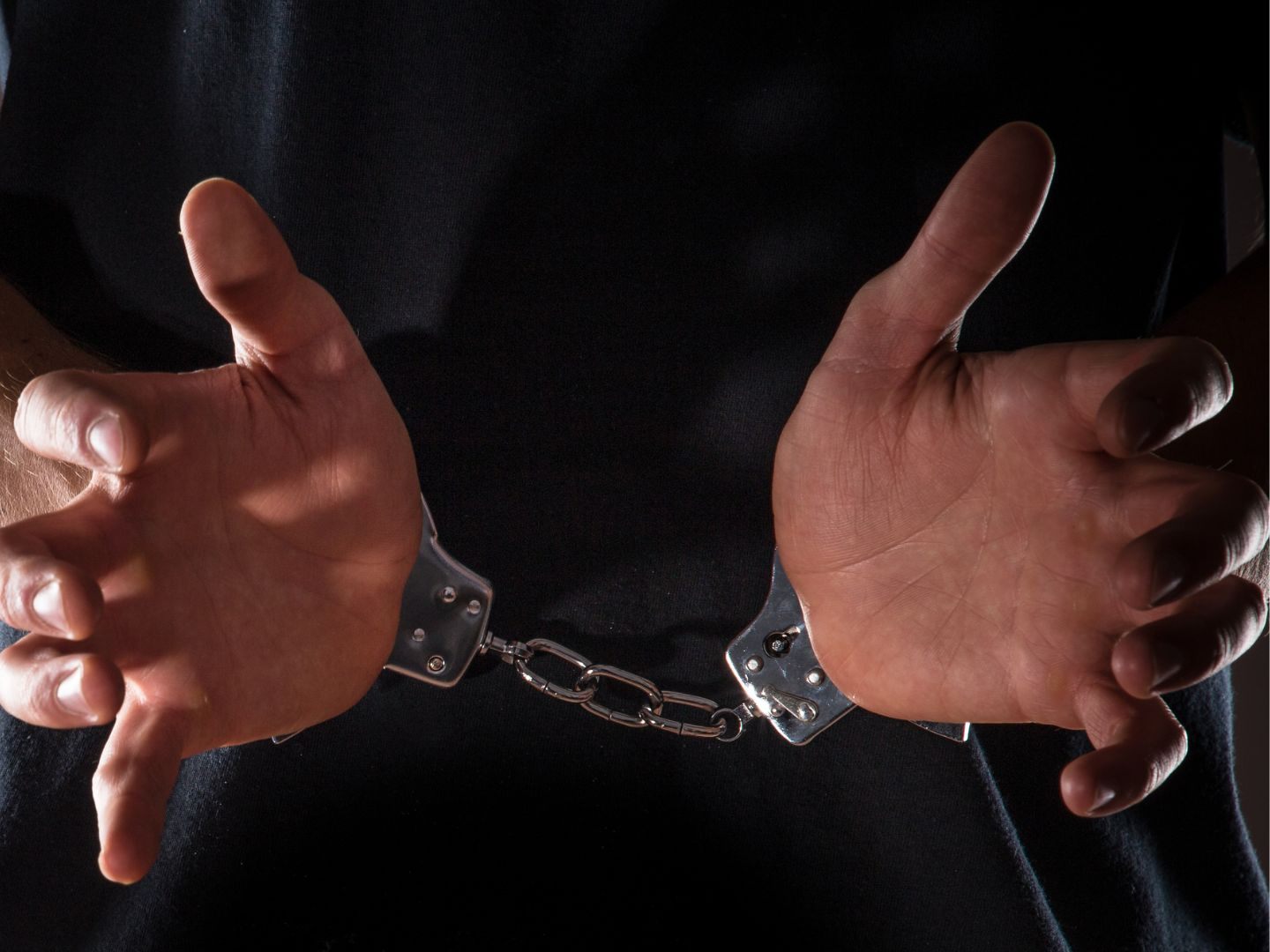 Für drei Burschen klickten die Handschellen.