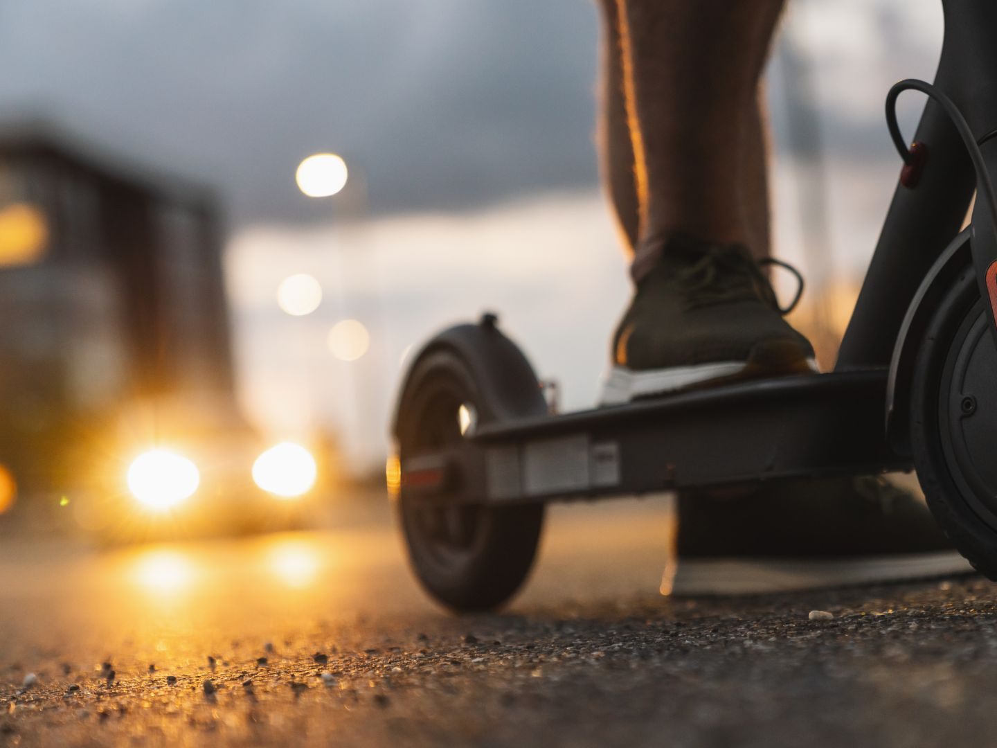 Der 19-Jährige raste der Polizeistreife auf einem E-Scooter davon.