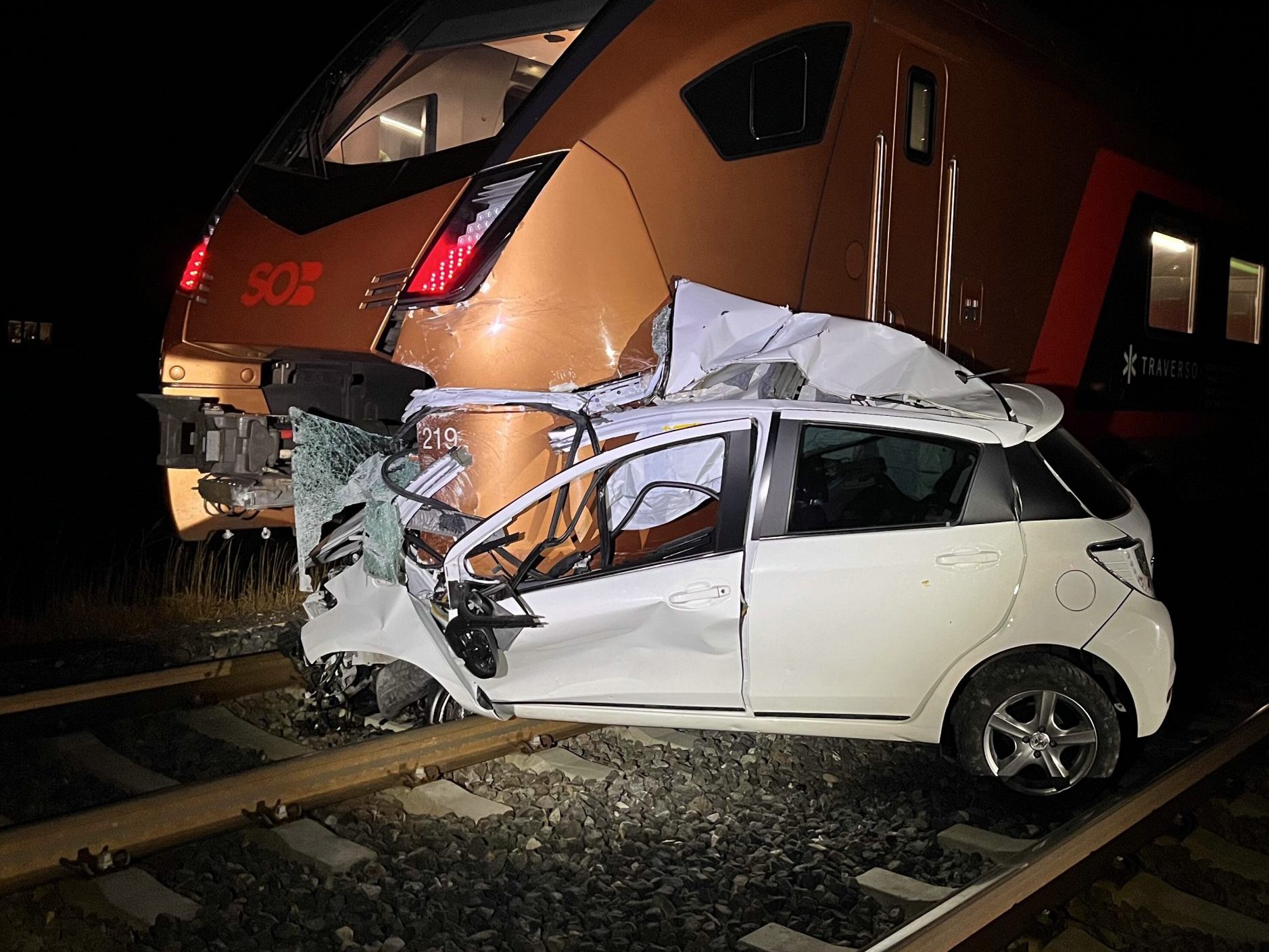 Buchs: Zug prallt in Auto. Buchs: Zug prallt in Auto.